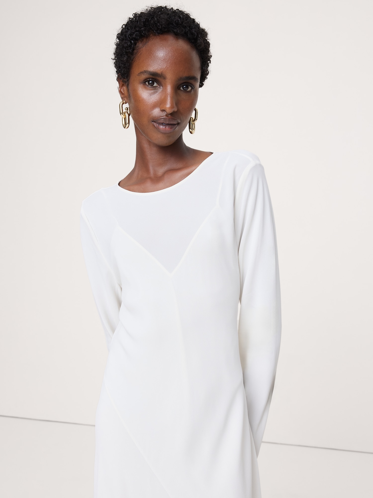 L'image numéro 5 présente Robe longue en mousseline coupée en biais