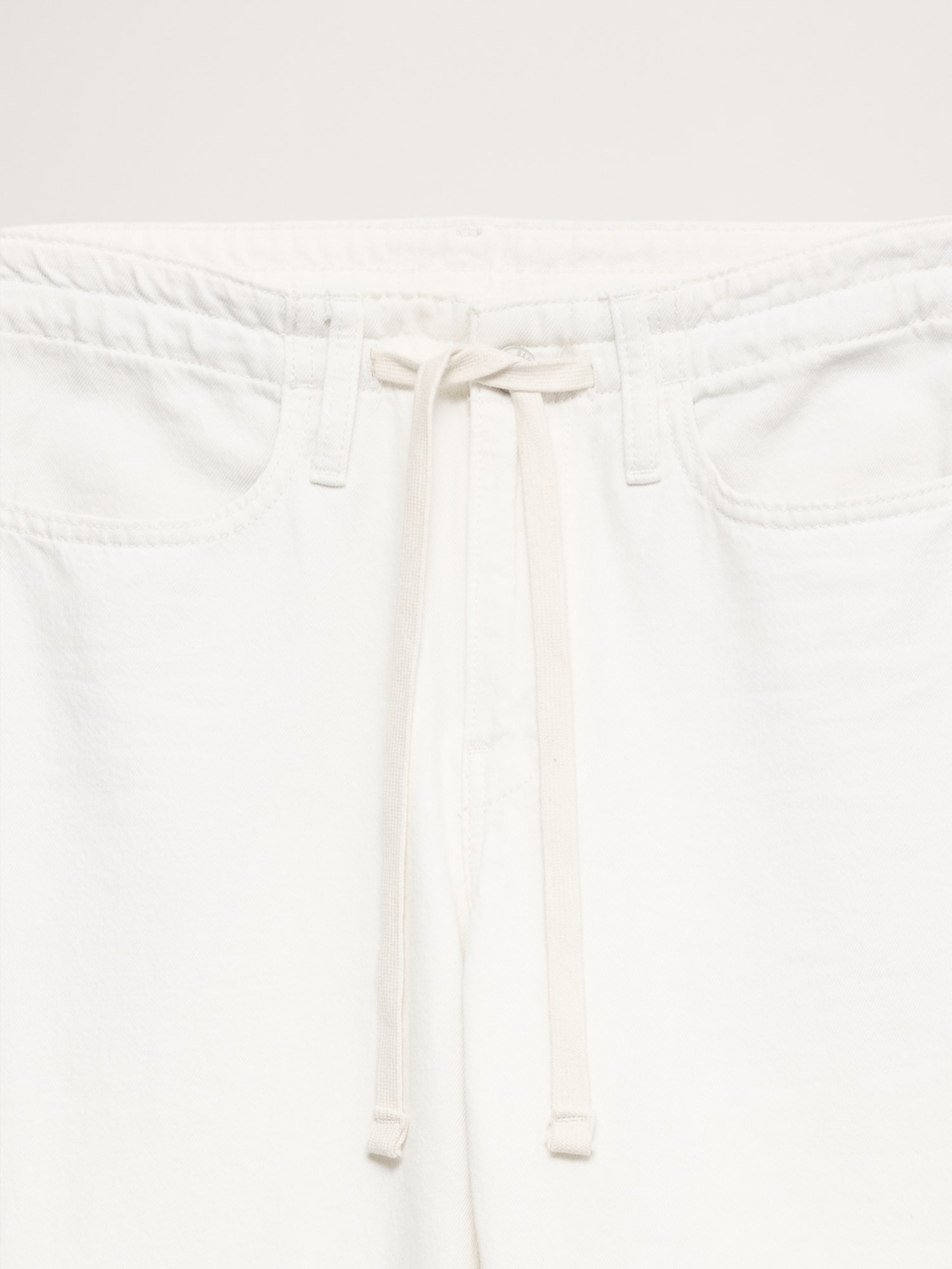 L'image numéro 5 présente Jean à jambe large et taille mi-basse avec cordon de serrage