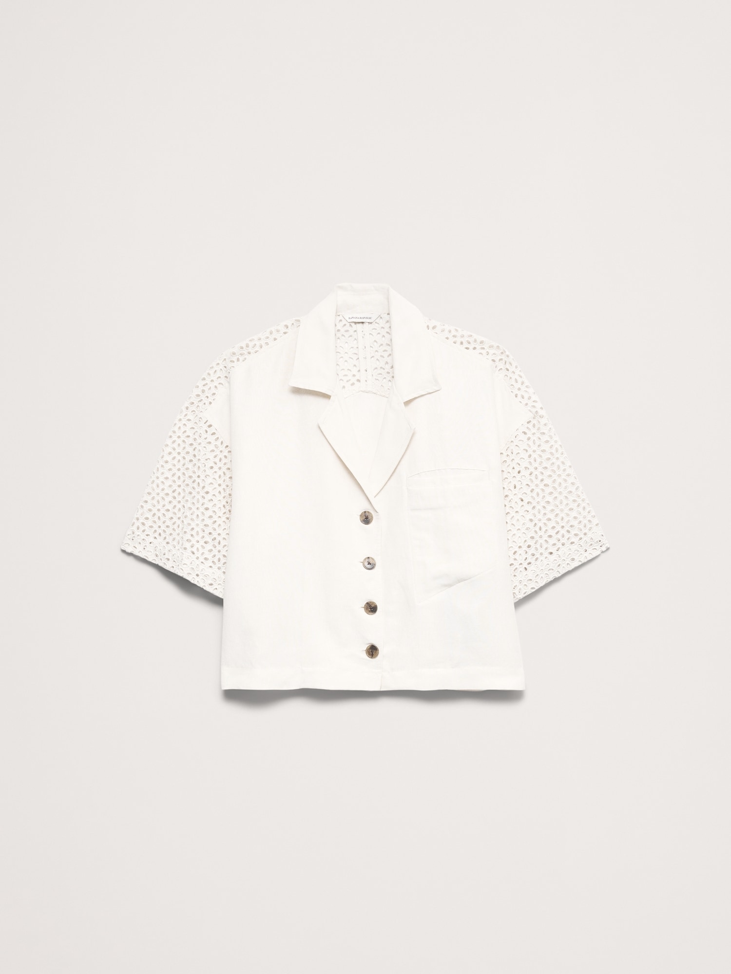L'image numéro 4 présente Chemisier droit longueur 3/4 à broderie anglaise en lin Tencel™