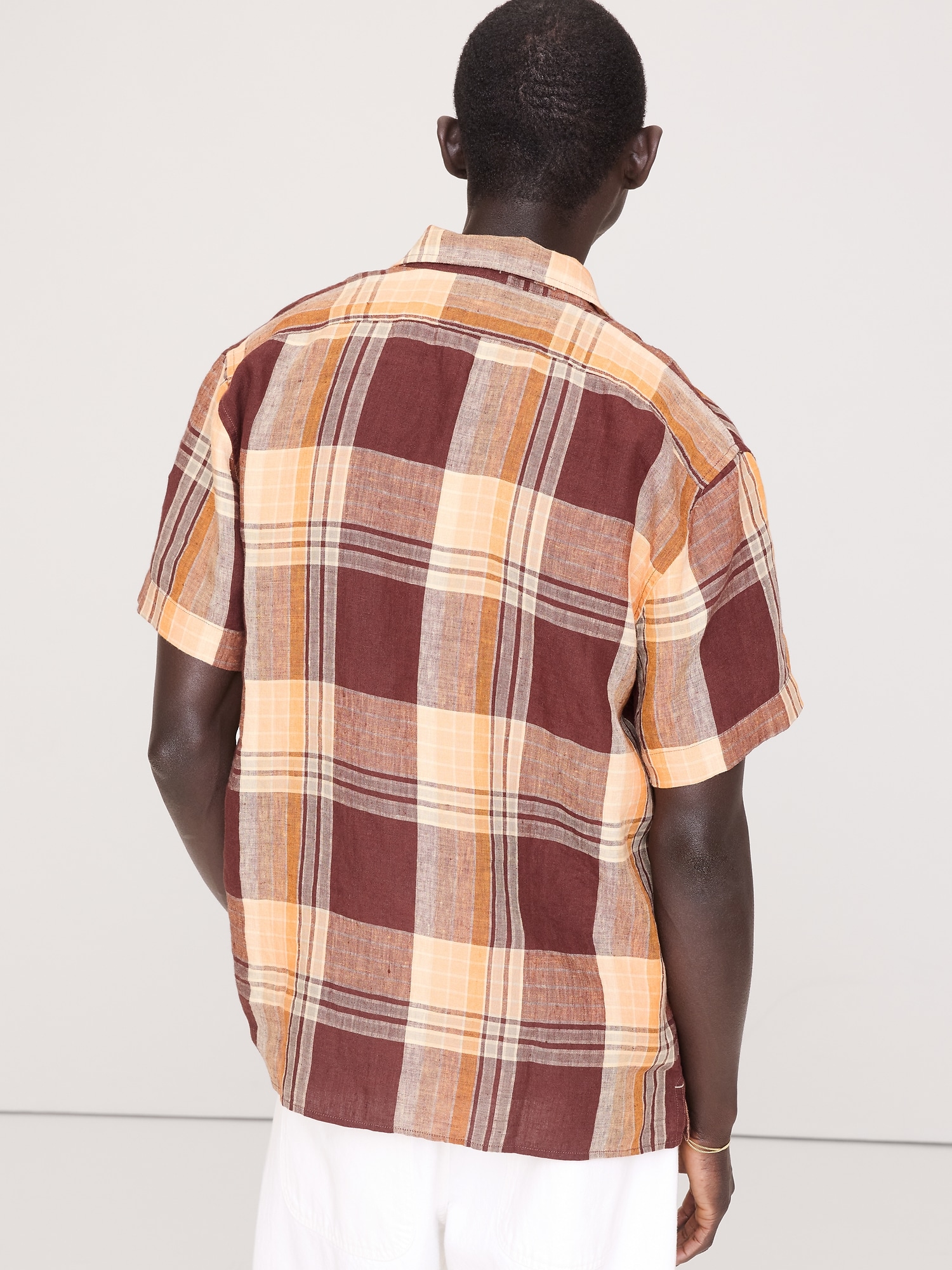 L'image numéro 2 présente Chemise de vacances à coupe standard en lin