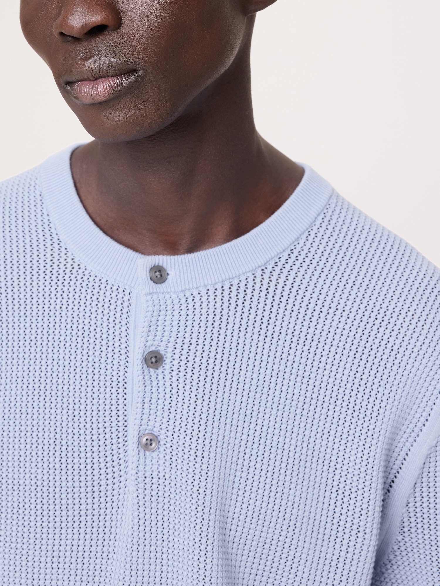 L'image numéro 3 présente T-shirt henley en coton et soie