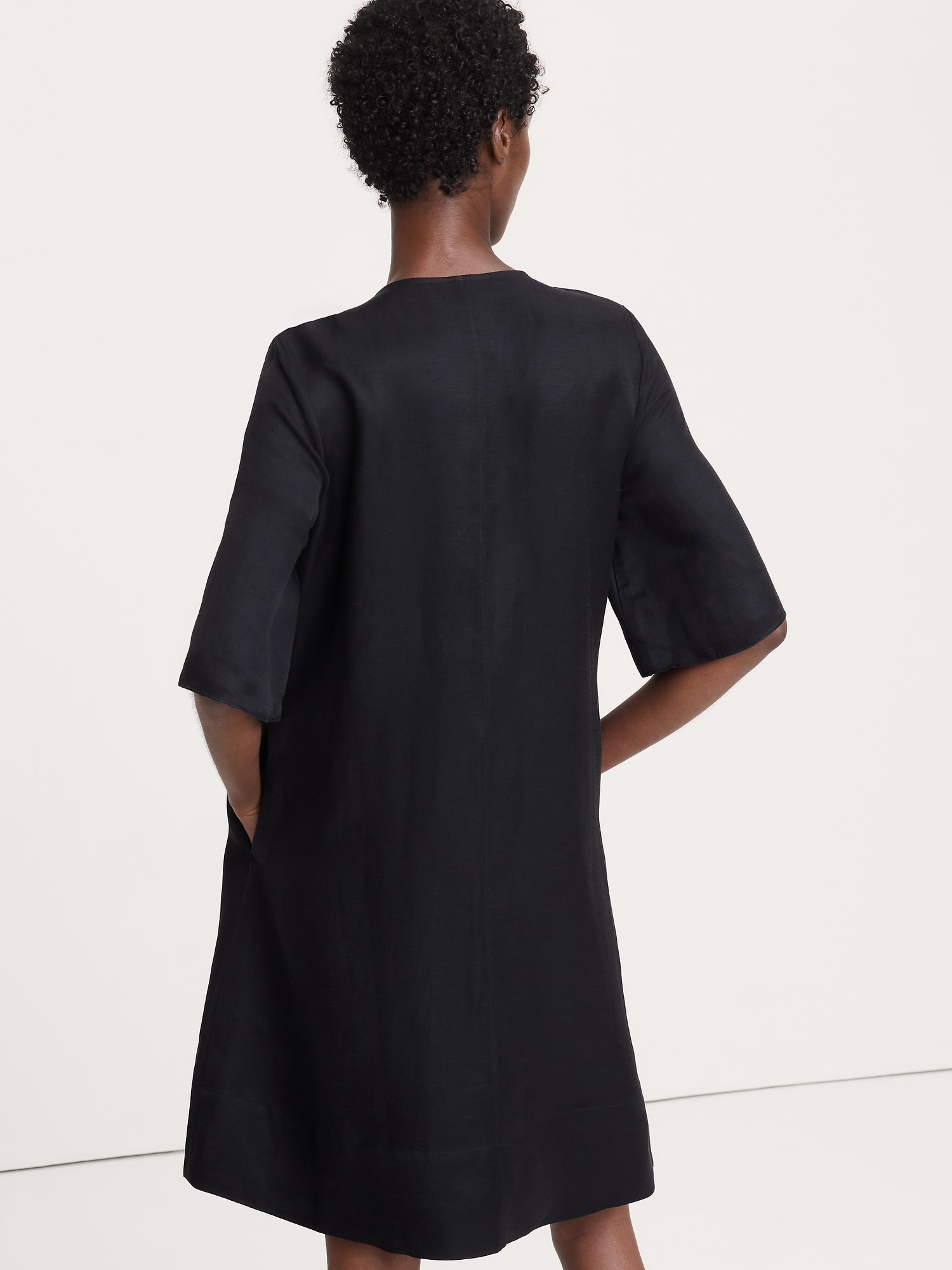 L'image numéro 2 présente Robe courte en lin et viscose à encolure dégagée