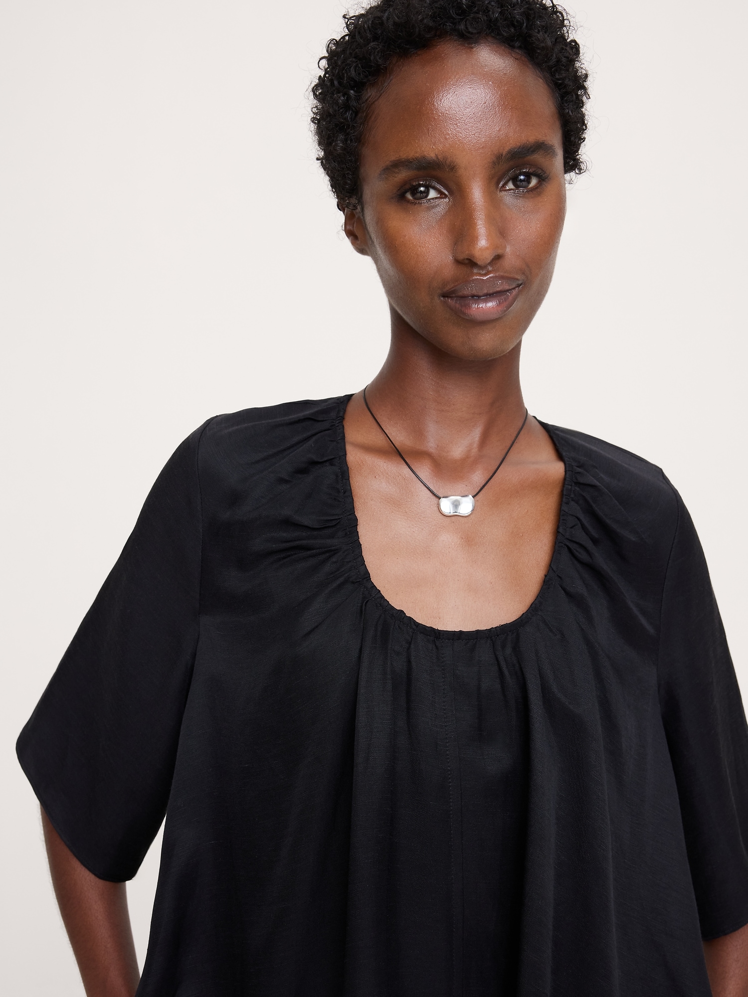 L'image numéro 3 présente Robe courte en lin et viscose à encolure dégagée