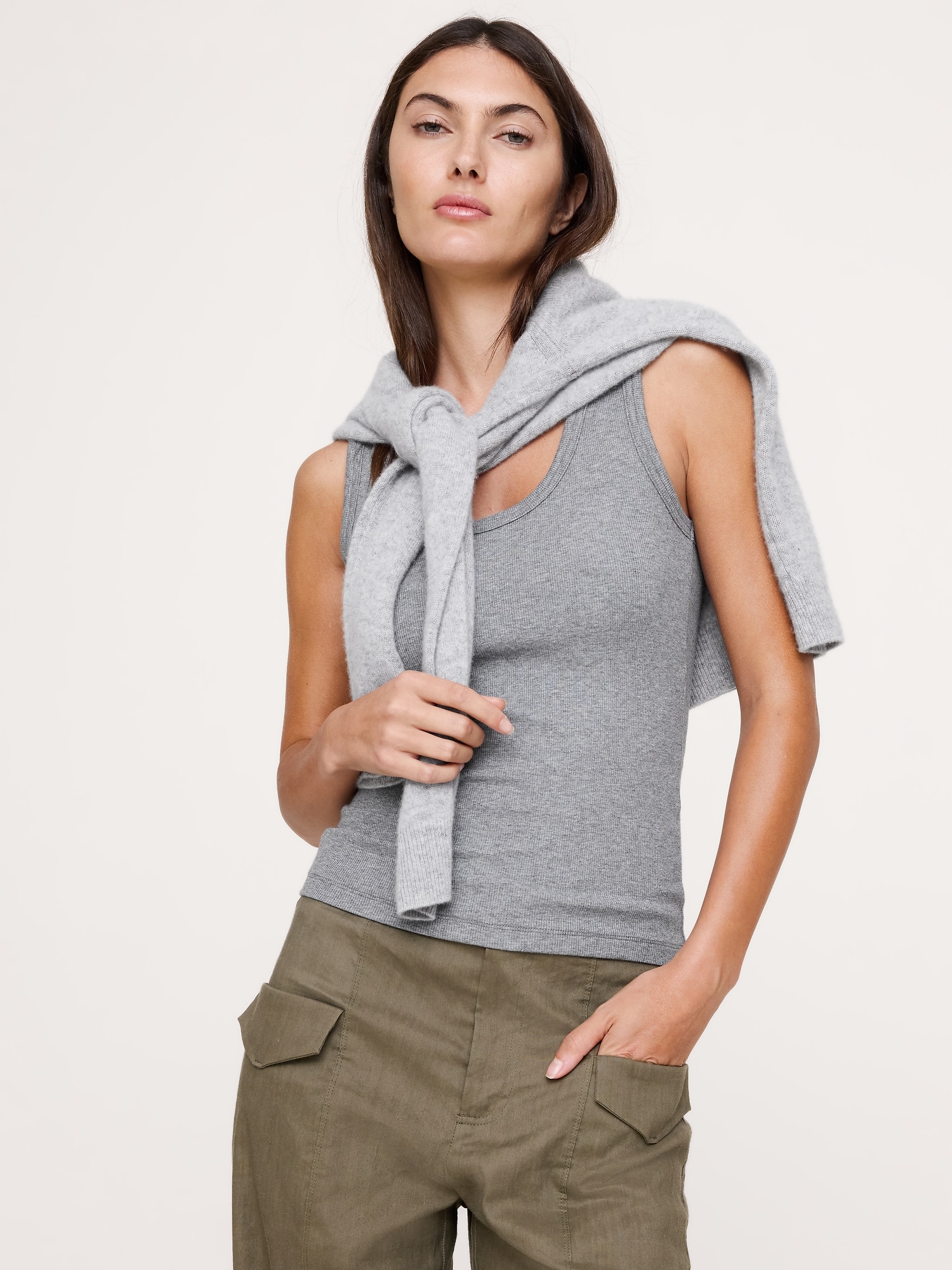 L'image numéro 1 présente Camisole à encolure dégagée en tricot côtelé