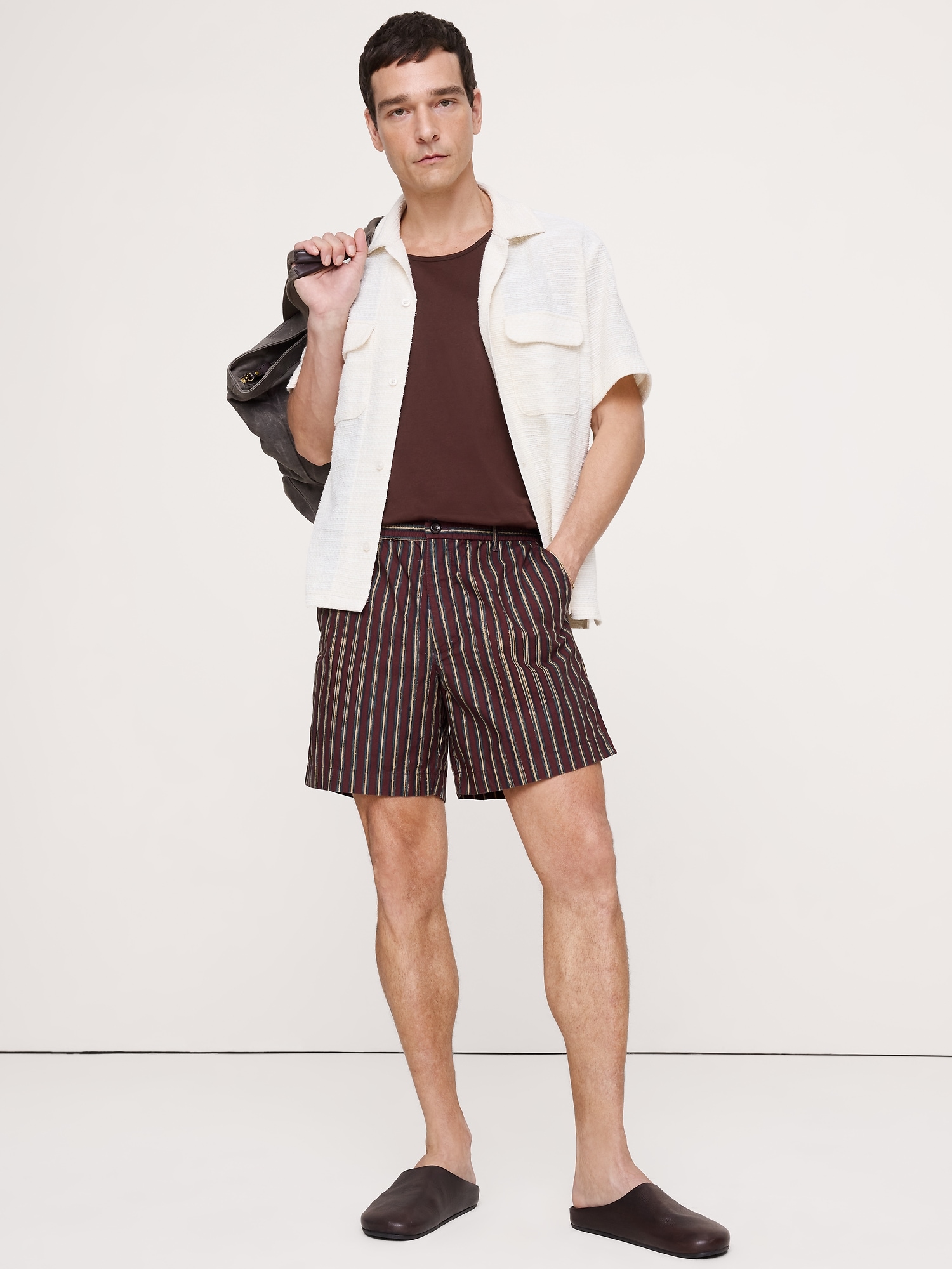 L'image numéro 1 présente Short à taille extensible en coton léger de 18 cm