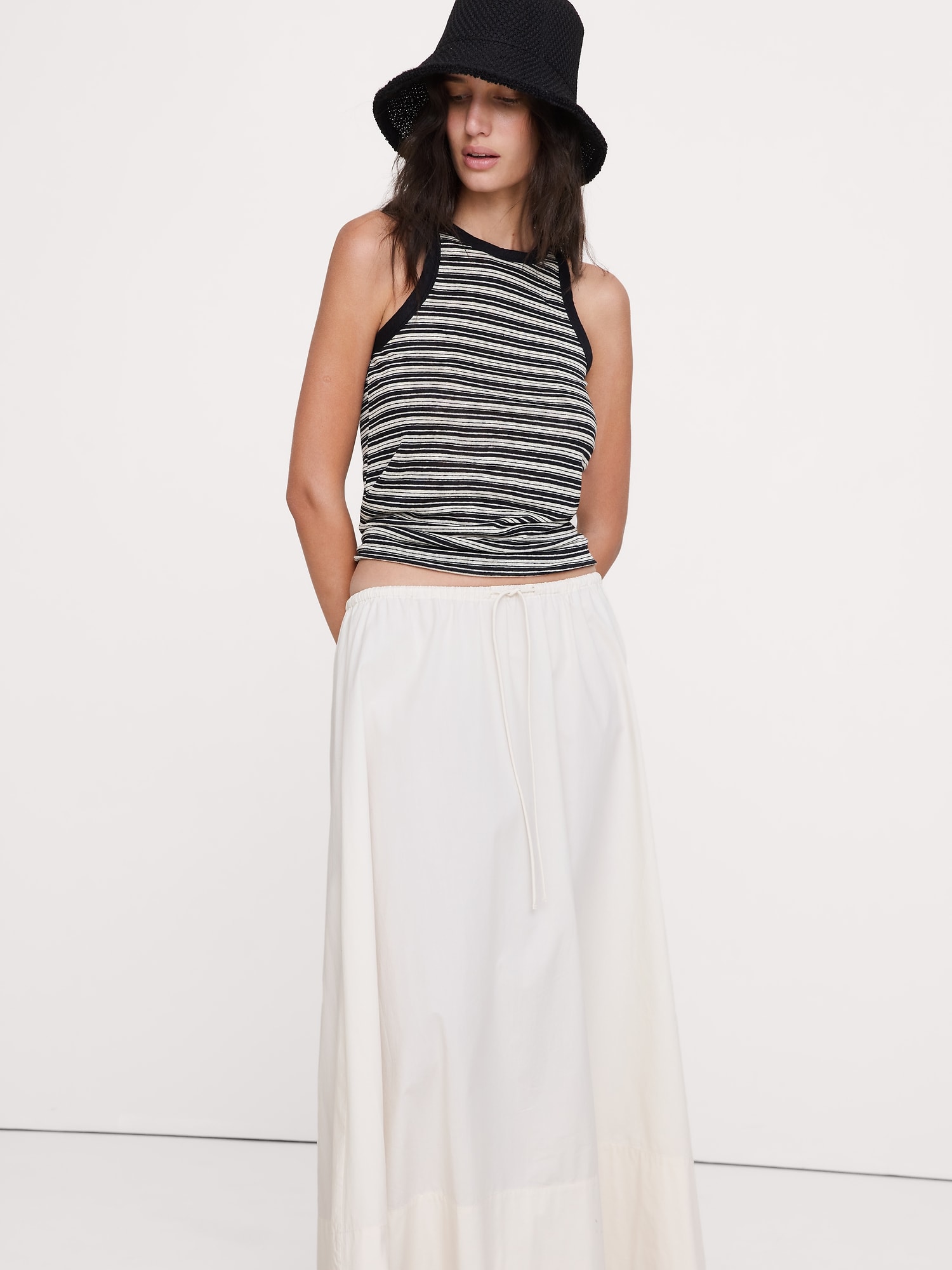 L'image numéro 1 présente Camisole à découpe en lin