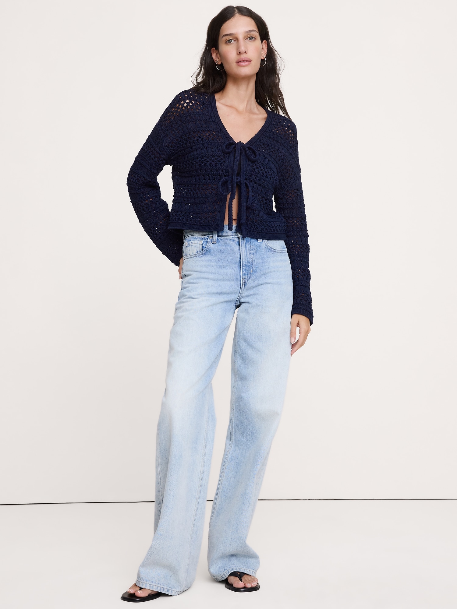 L'image numéro 1 présente Cardigan en coton crocheté à nouer sur le devant