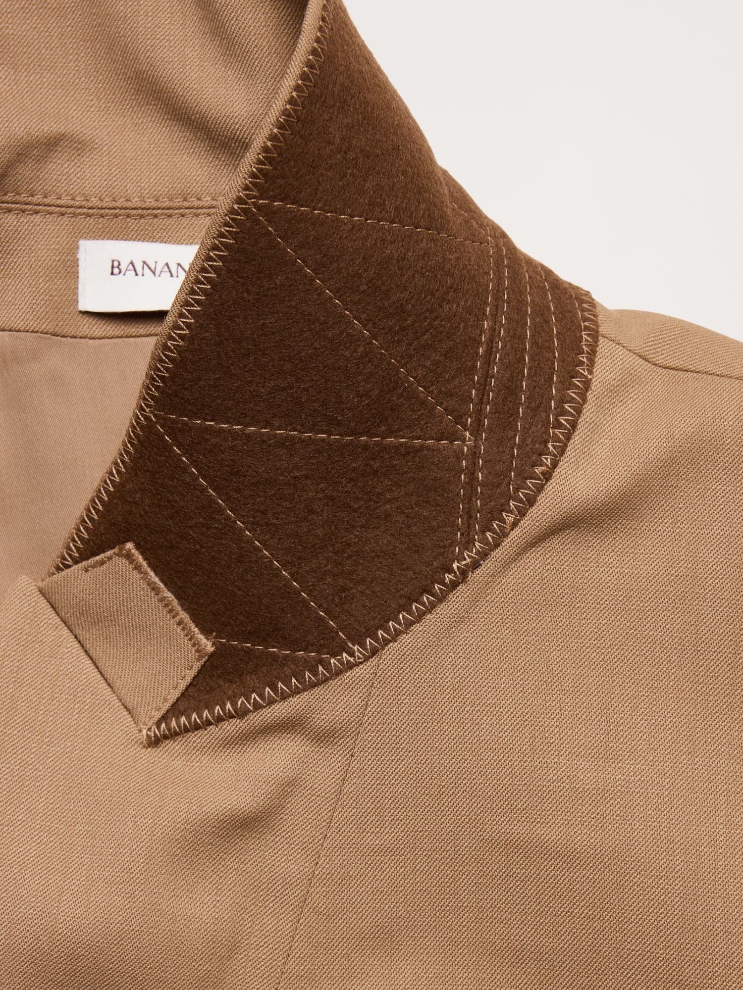 L'image numéro 7 présente Blazer coupe ajustée en laine italienne