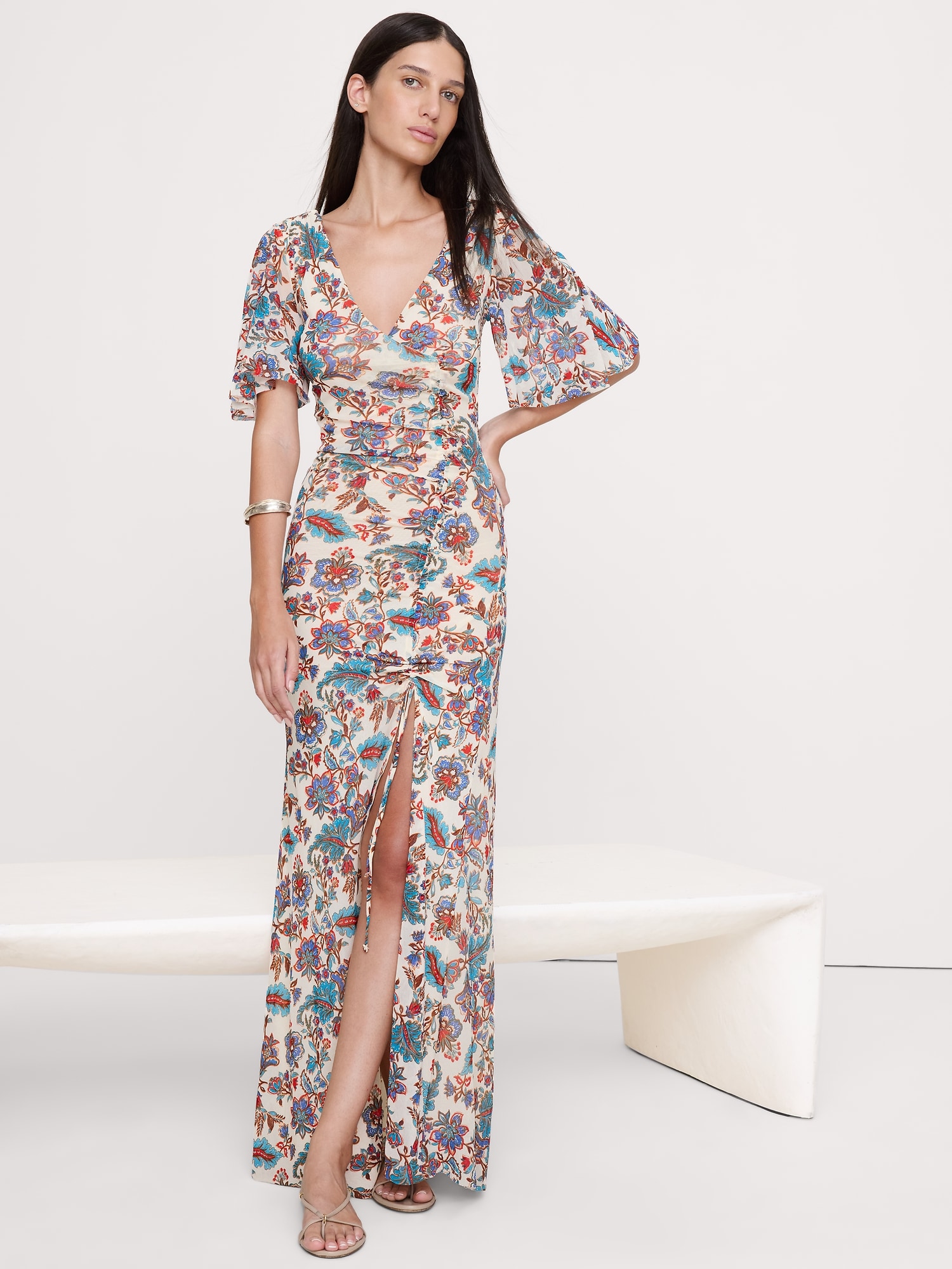 L'image numéro 1 présente Robe longue en tissu à mailles à manches flottantes