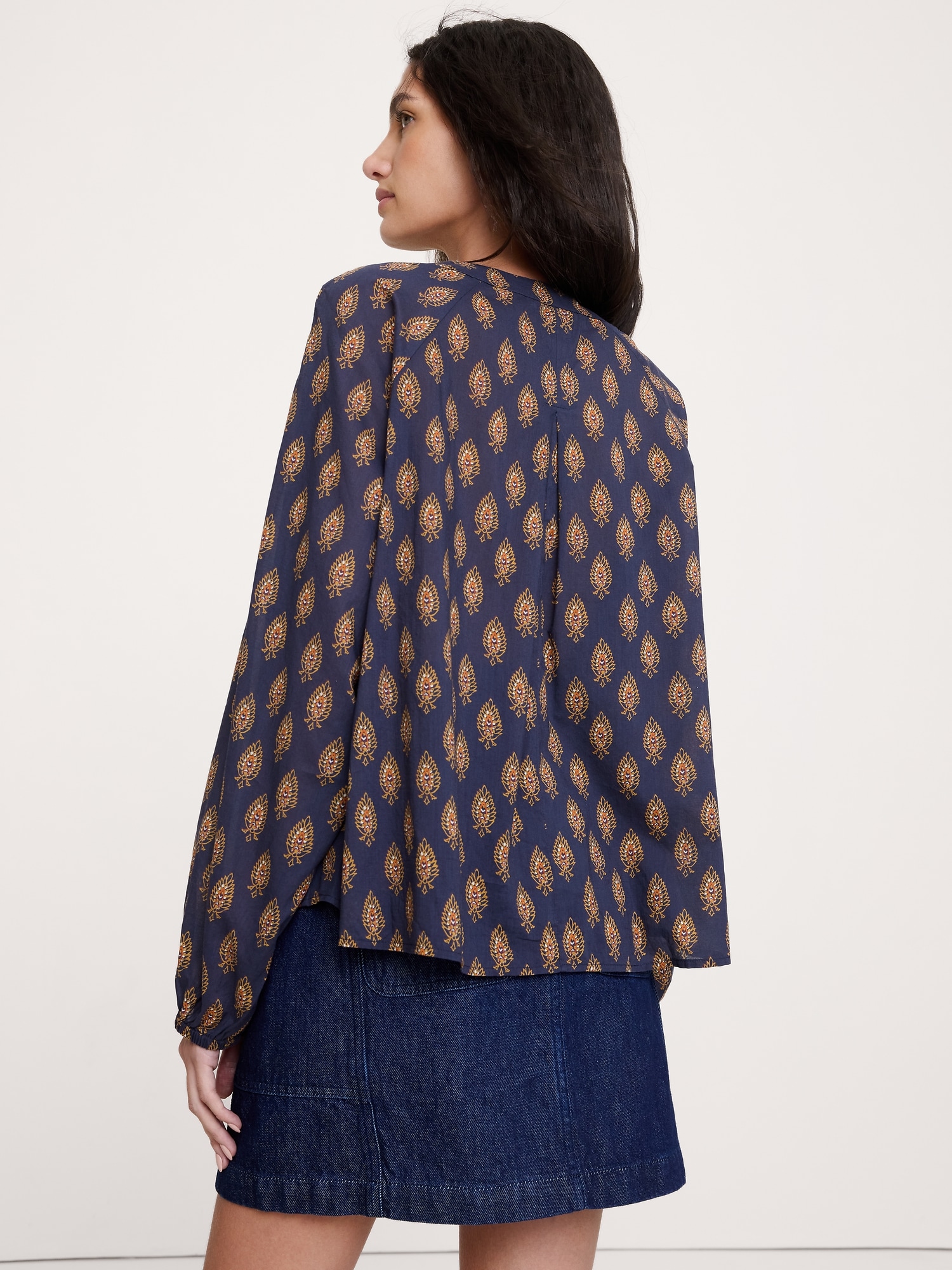 L'image numéro 2 présente Haut à encolure avec fente en coton léger