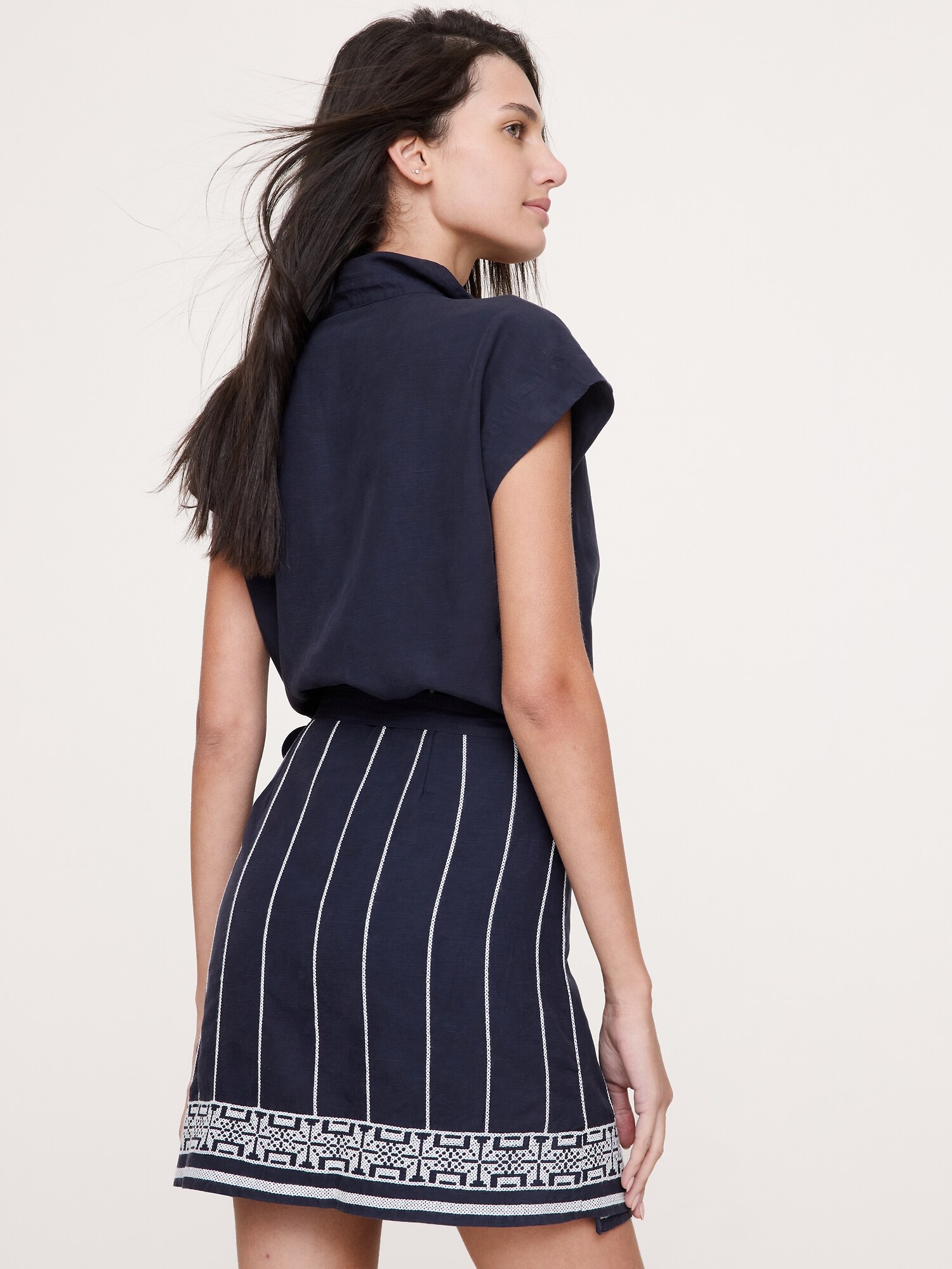 L'image numéro 3 présente Robe portefeuille en lin et TENCEL™ brodé