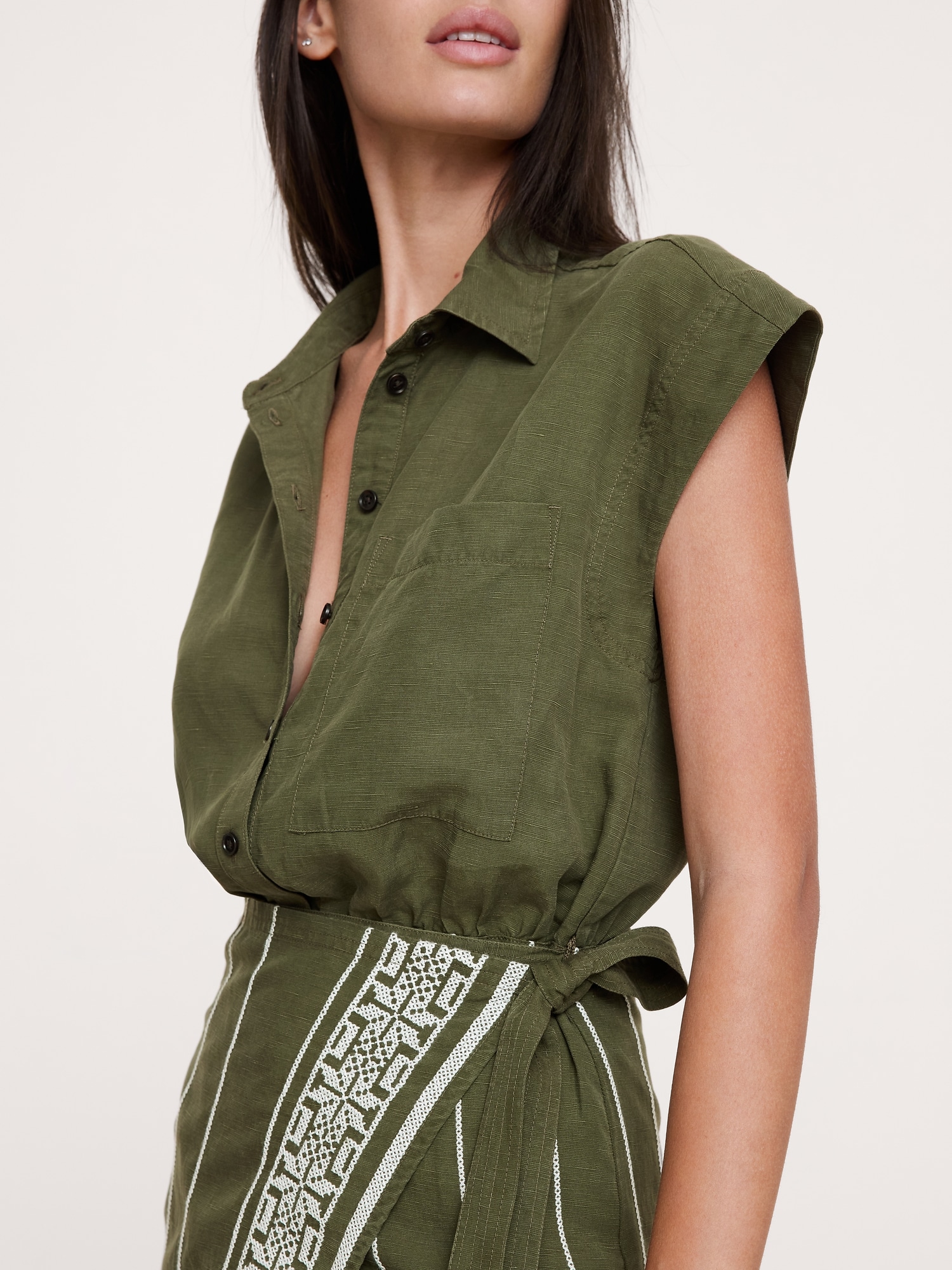 L'image numéro 3 présente Robe portefeuille en lin et TENCEL™ brodé