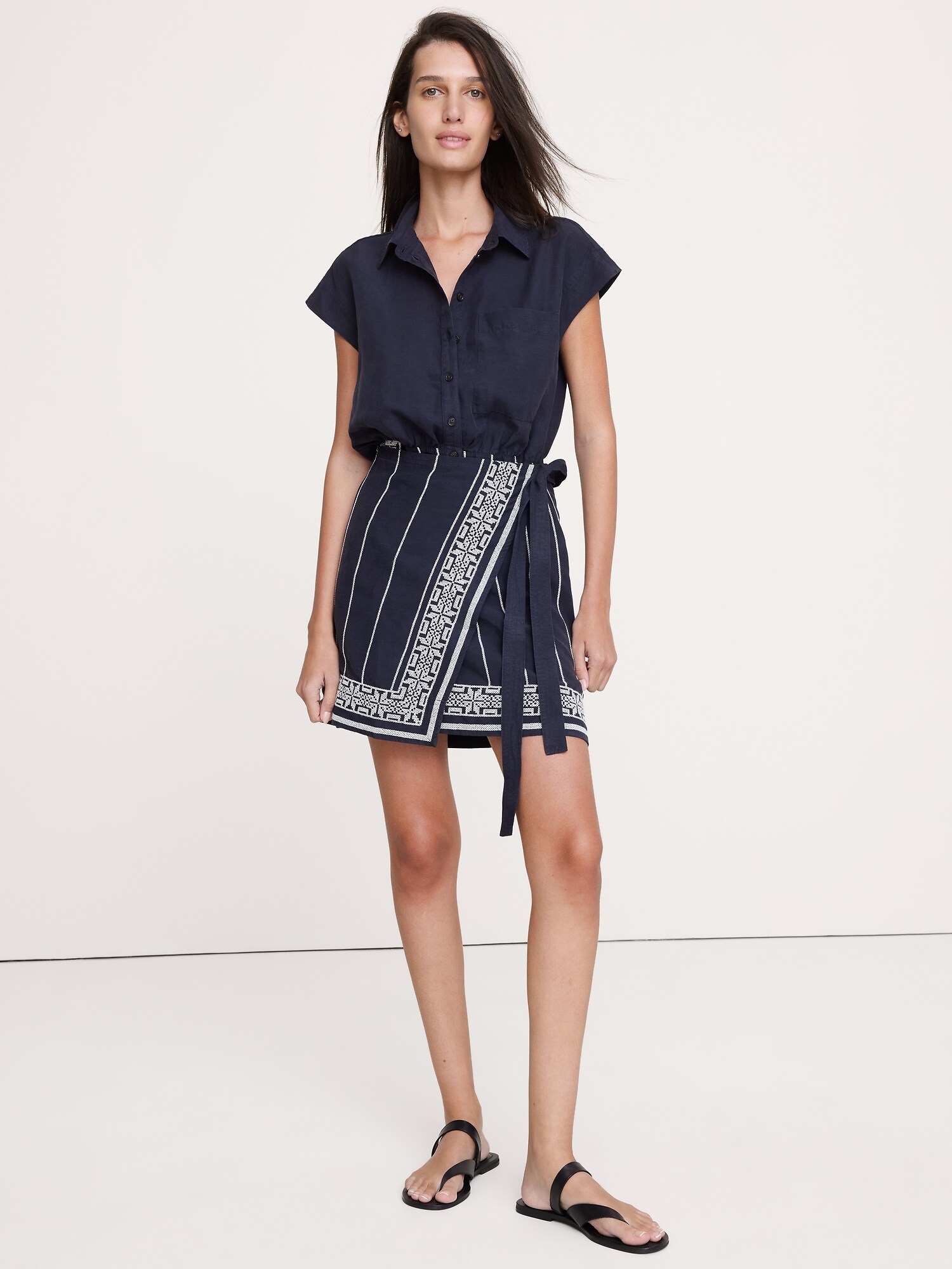 L'image numéro 1 présente Robe portefeuille en lin et TENCEL™ brodé