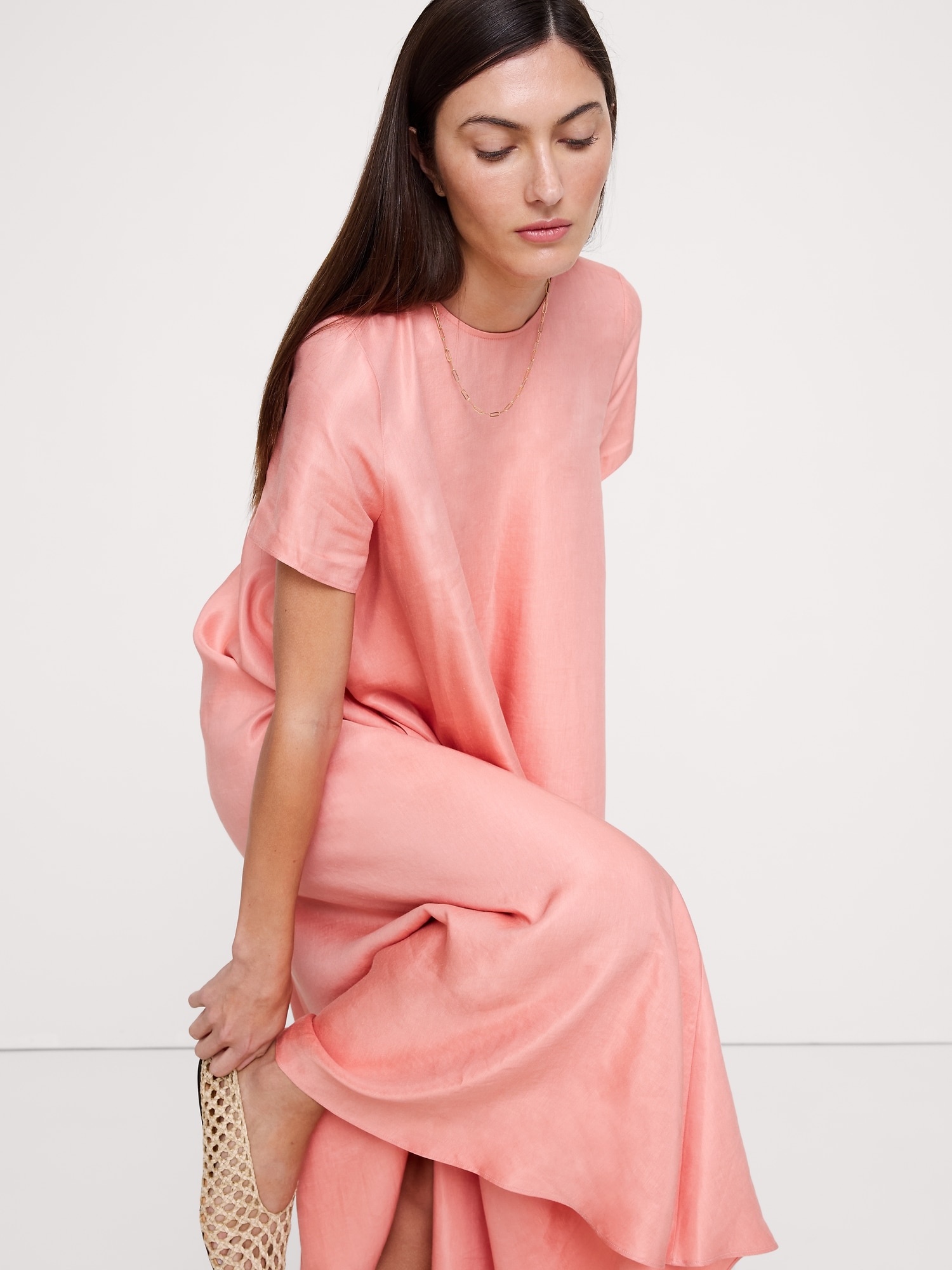 L'image numéro 4 présente Robe trapèze longue en lin et viscose