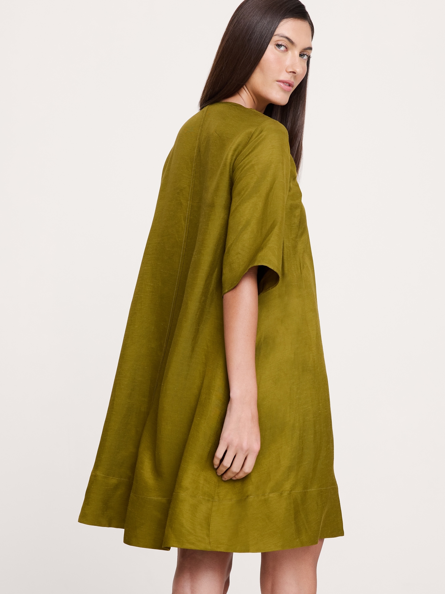 L'image numéro 3 présente Robe courte en lin et viscose à encolure dégagée