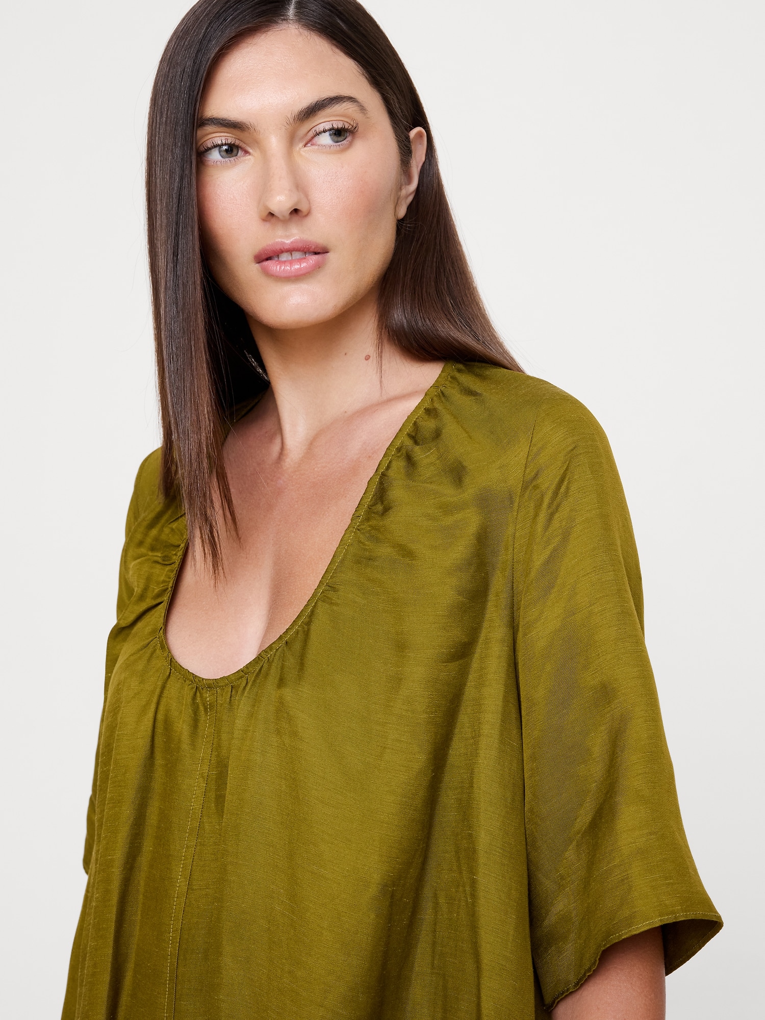 L'image numéro 4 présente Robe courte en lin et viscose à encolure dégagée