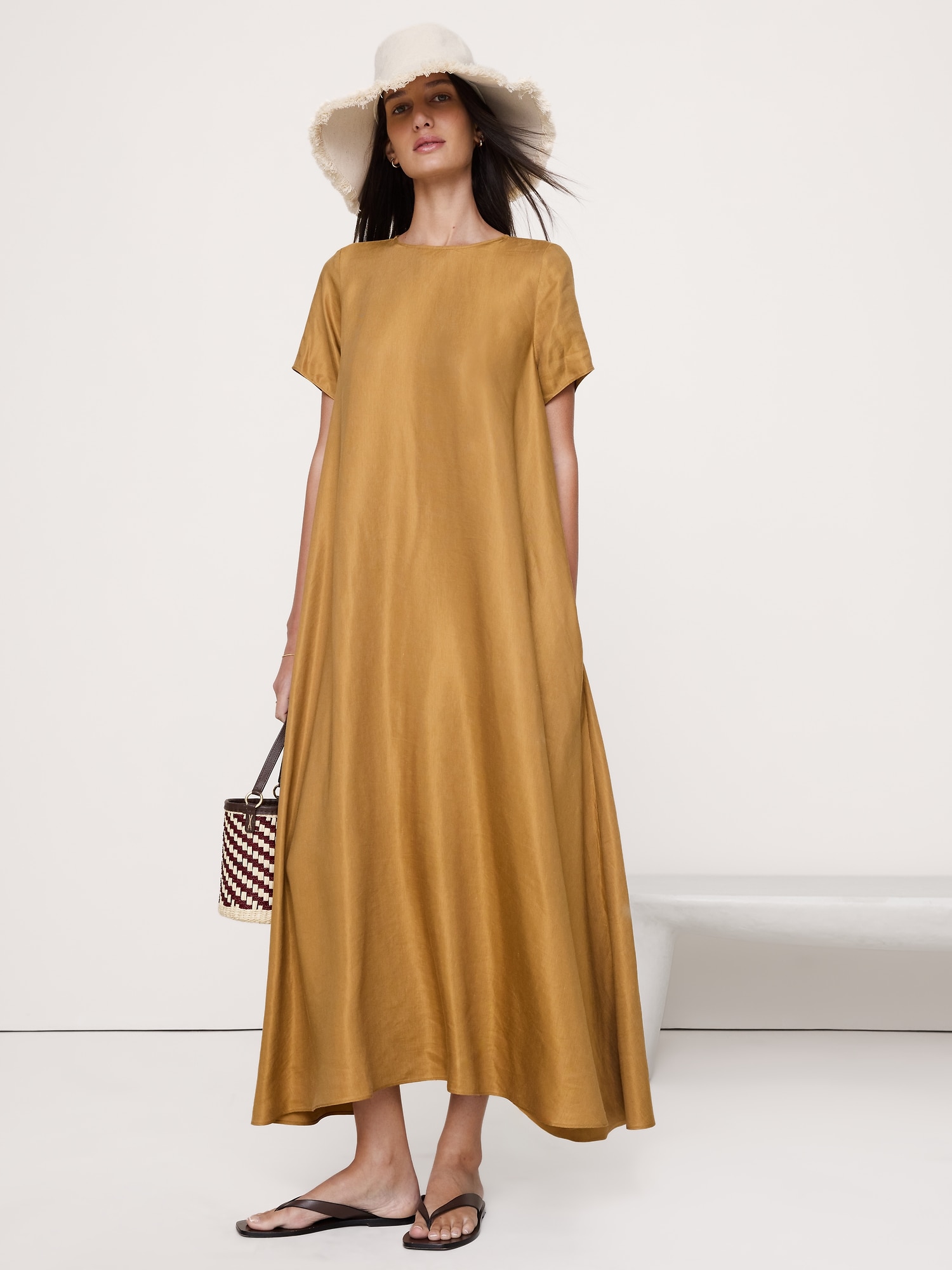 L'image numéro 1 présente Robe trapèze longue en lin et viscose