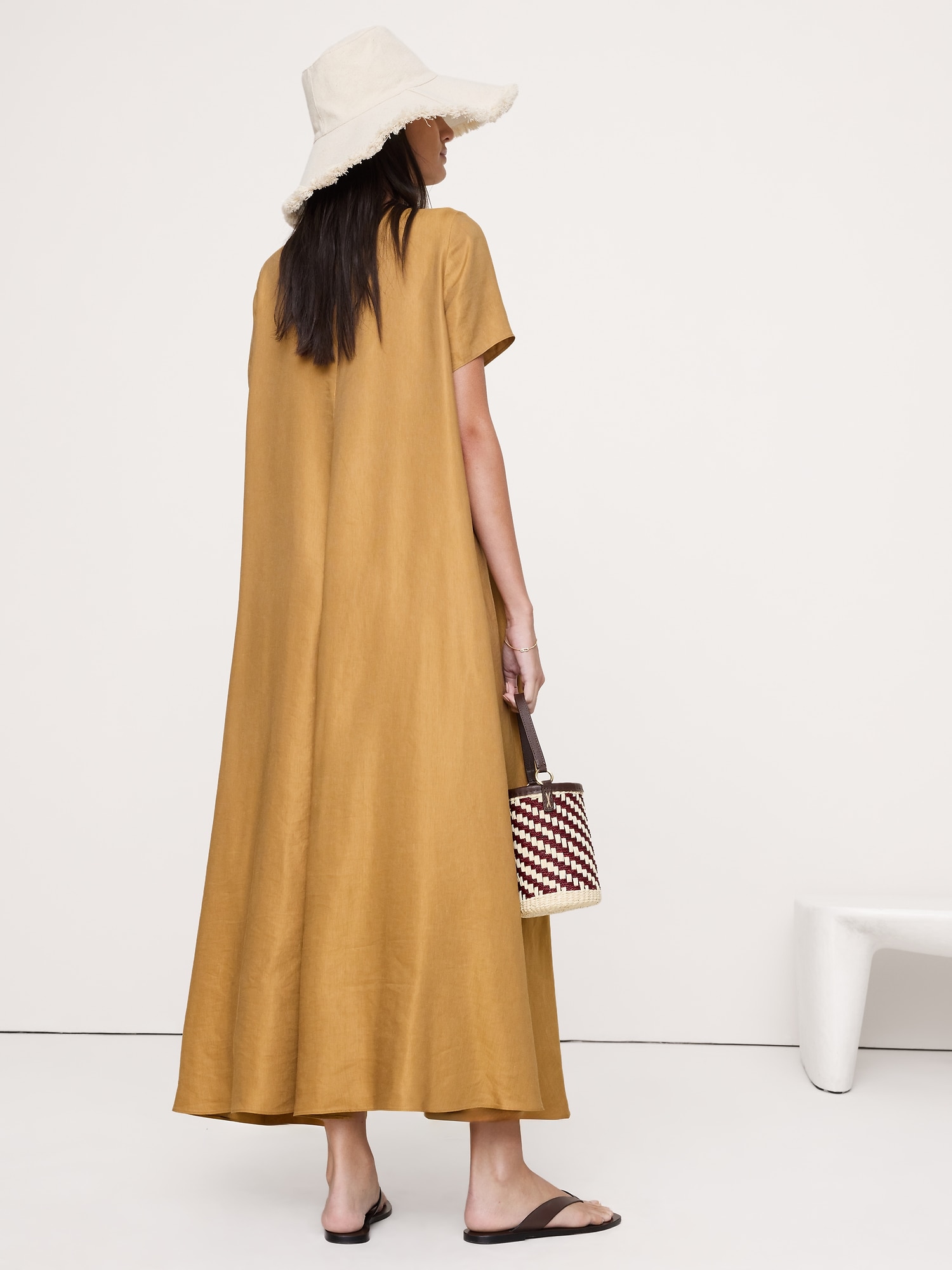 L'image numéro 2 présente Robe trapèze longue en lin et viscose