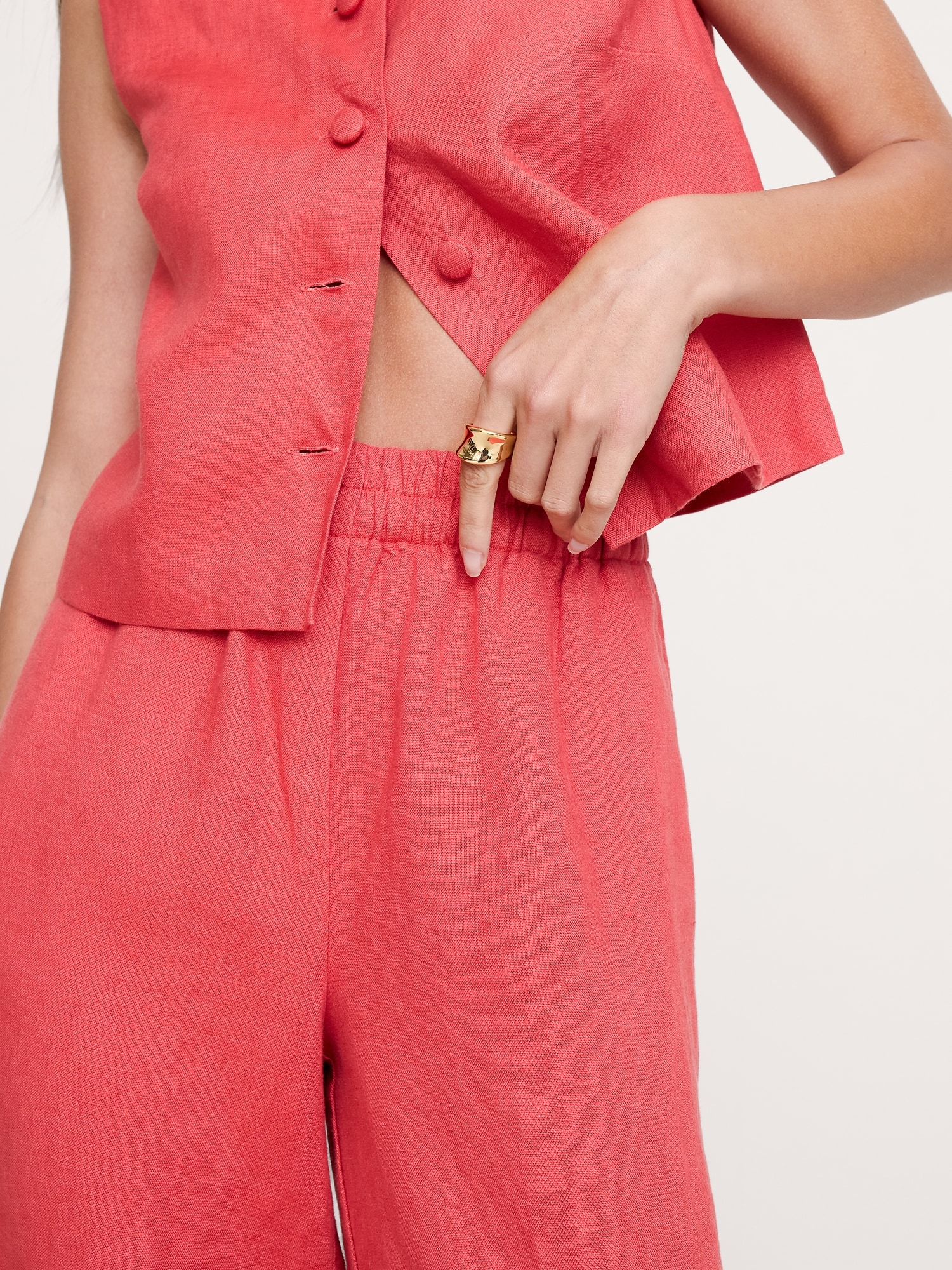 L'image numéro 4 présente Pantalon à taille haute extensible à jambe large en lin longueur cheville