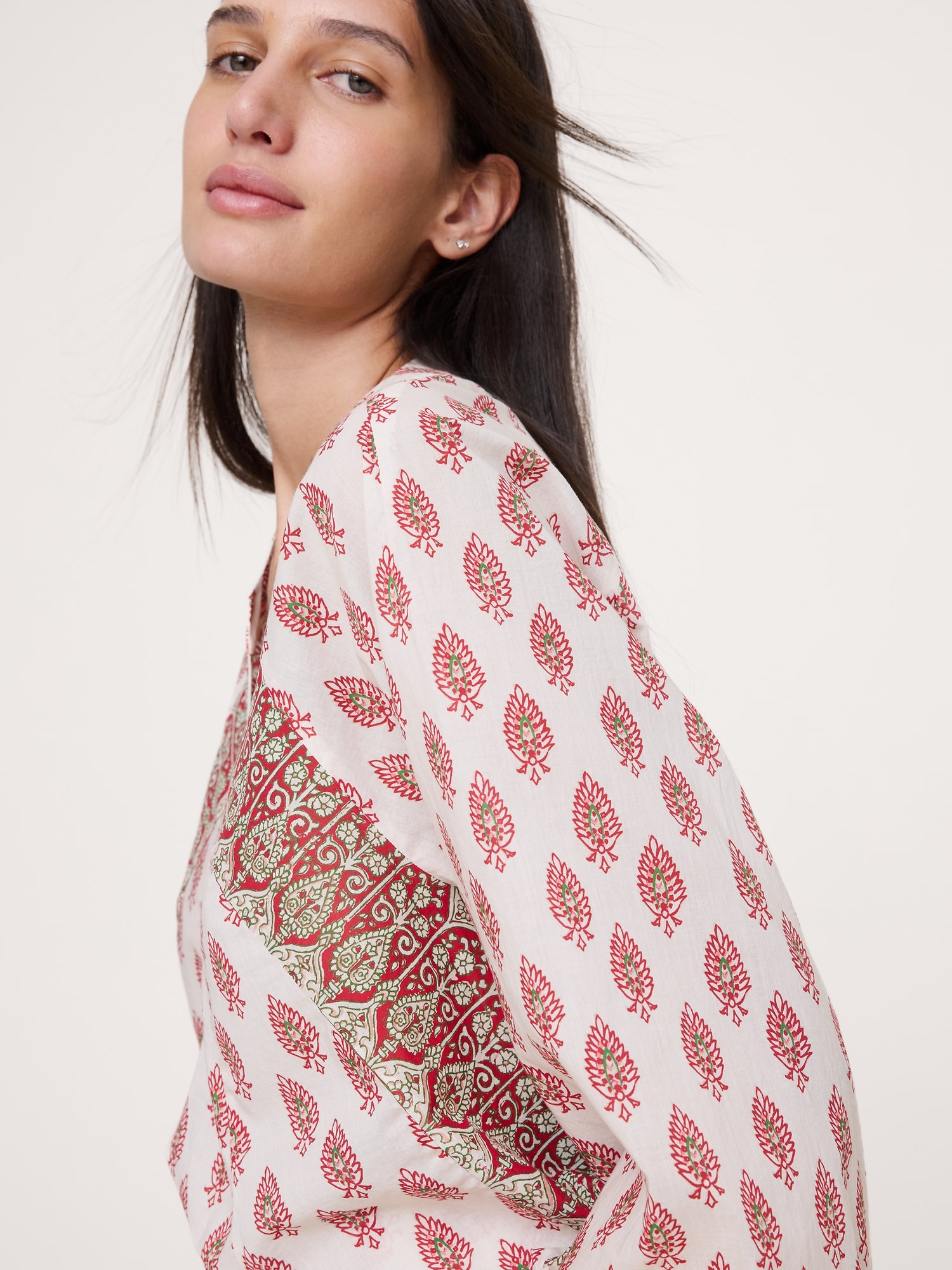 L'image numéro 6 présente Haut à encolure avec fente en coton léger