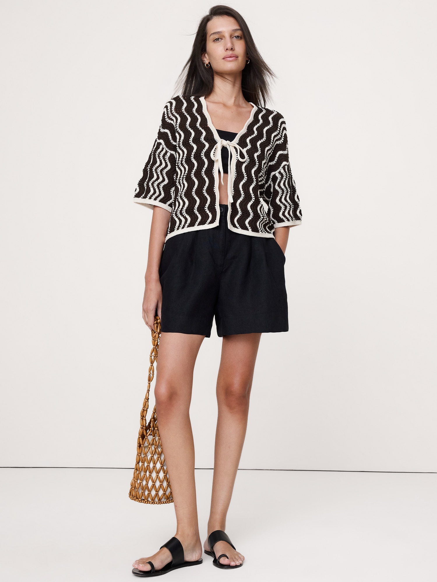 L'image numéro 1 présente Cardigan festonné en coton rayé noué sur le devant