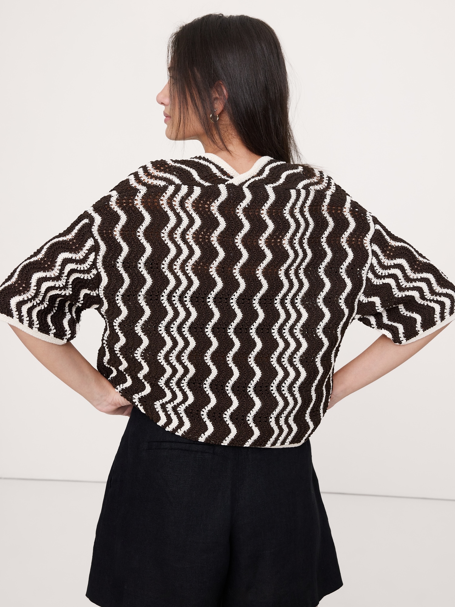 L'image numéro 2 présente Cardigan festonné en coton rayé noué sur le devant