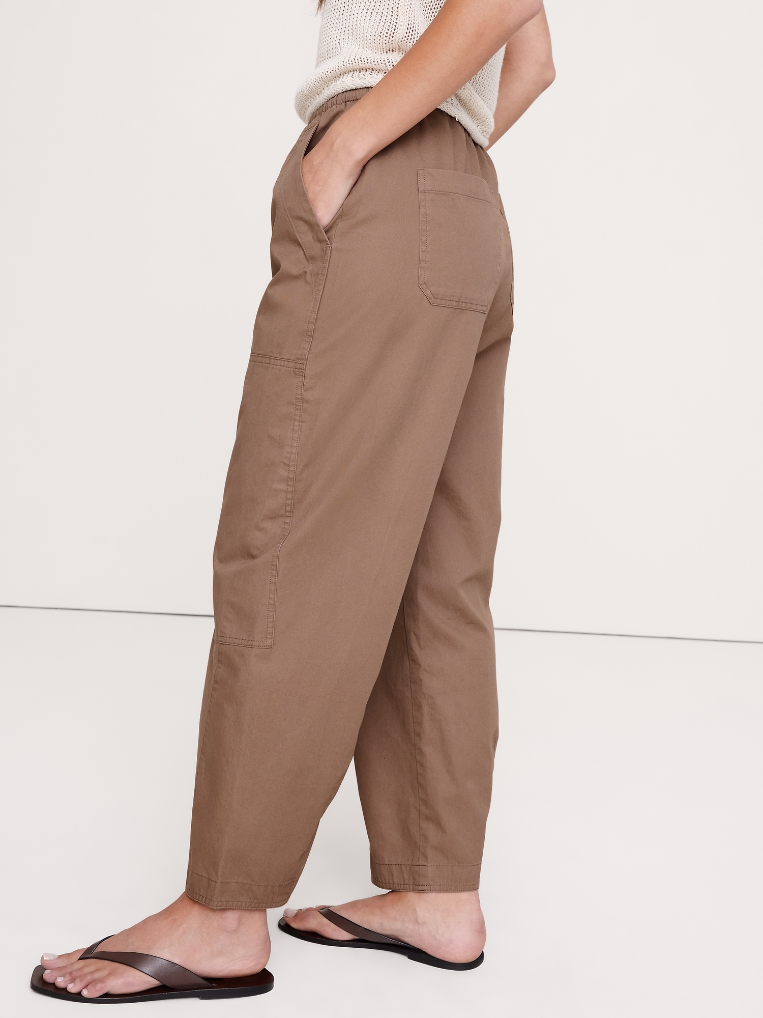 L'image numéro 4 présente Pantalon à taille extensible coupe baril en popeline de coton