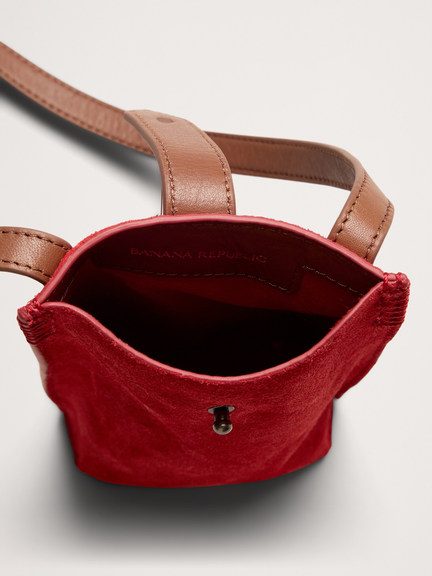 L'image numéro 4 présente Pochette à bandoulière en cuir italien
