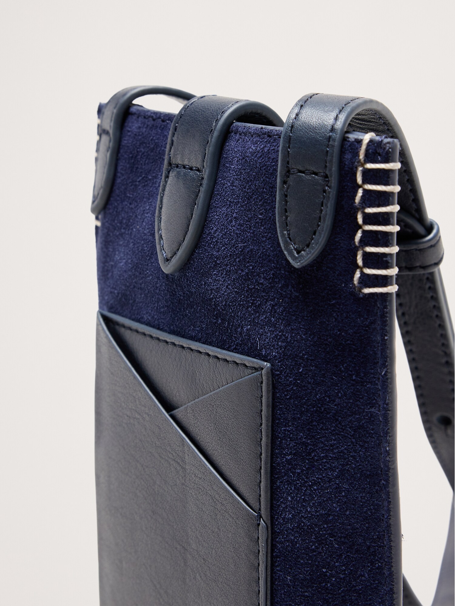 L'image numéro 6 présente Pochette à bandoulière en cuir italien