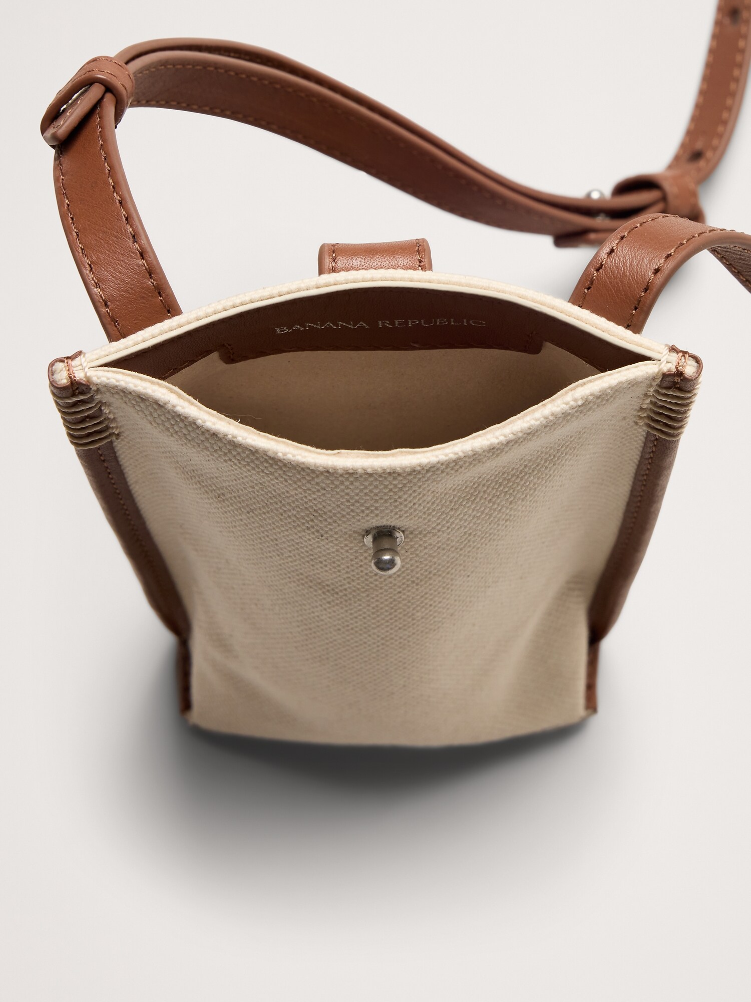 L'image numéro 5 présente Pochette à bandoulière en cuir italien