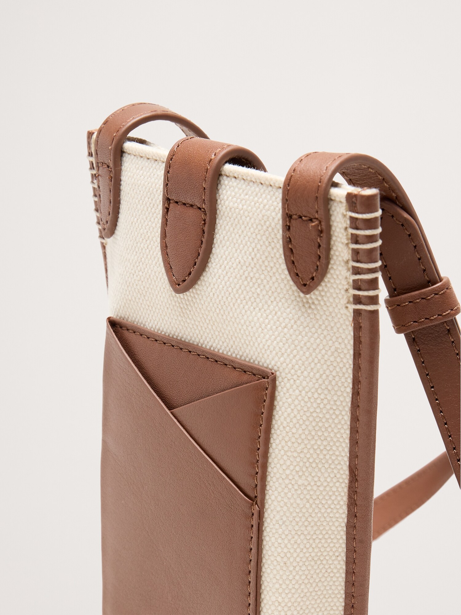 L'image numéro 6 présente Pochette à bandoulière en cuir italien