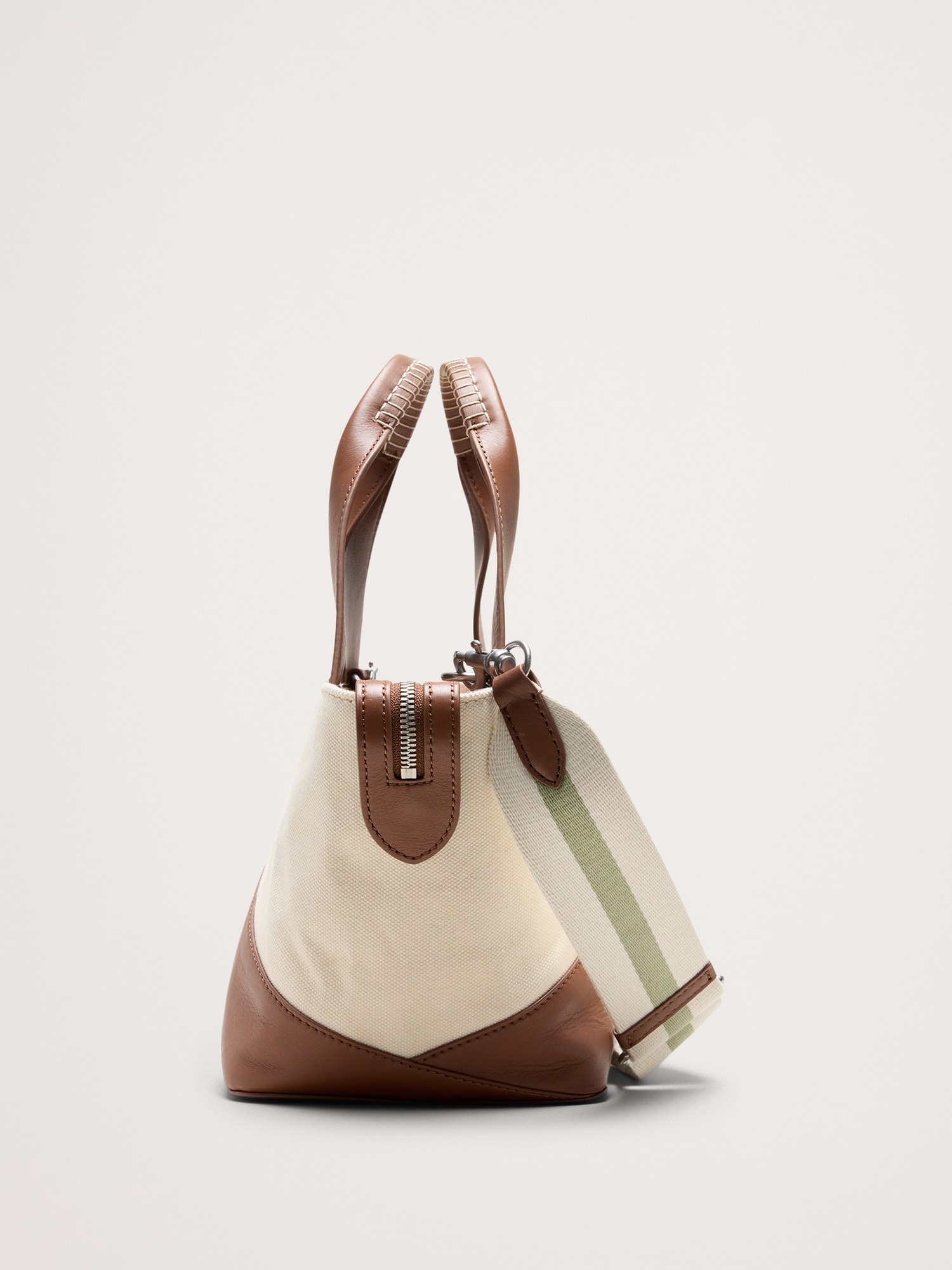 L'image numéro 2 présente Mini fourre-tout à glissière en cuir et suède