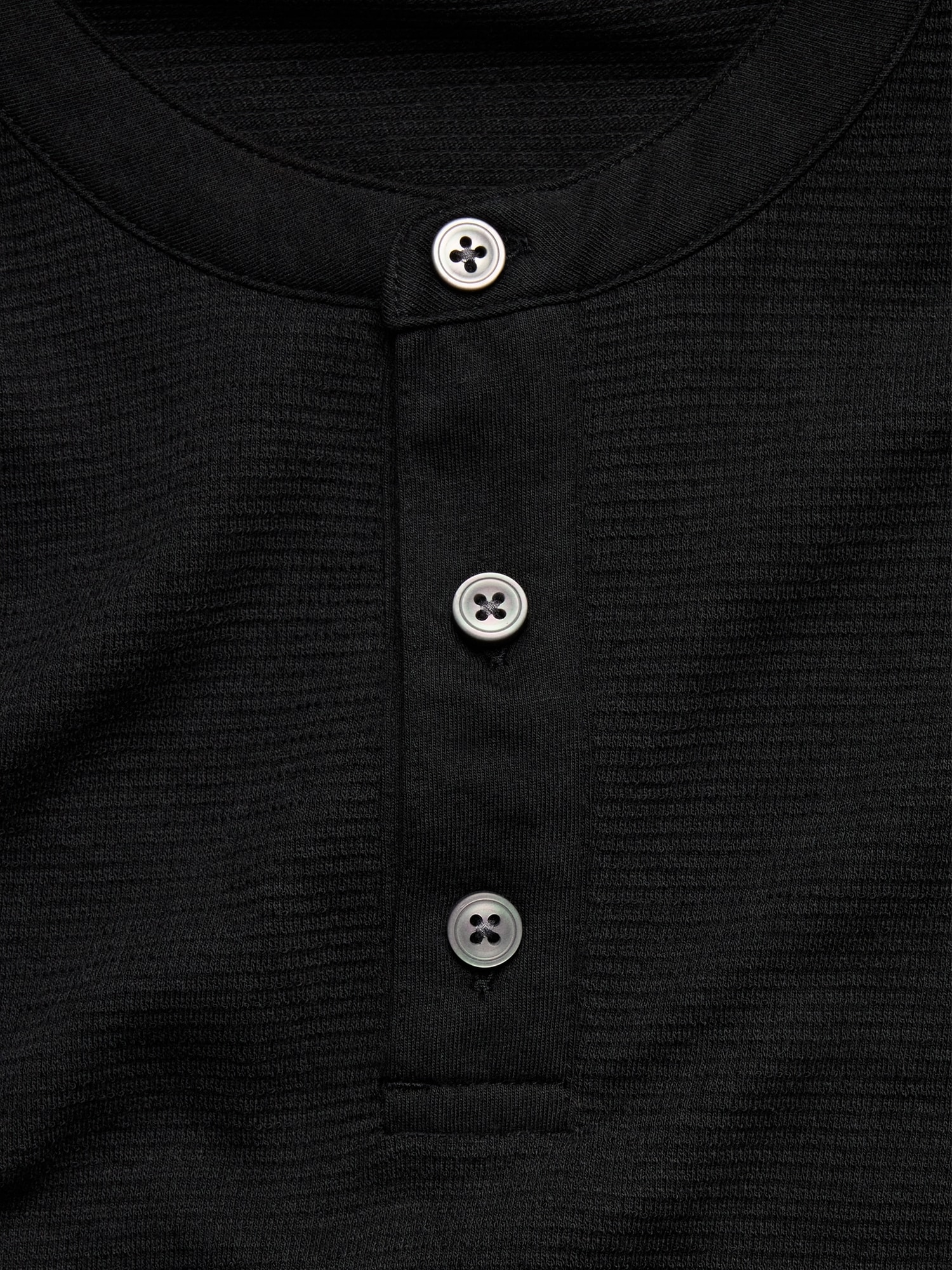 L'image numéro 2 présente T-shirt henley à mailles