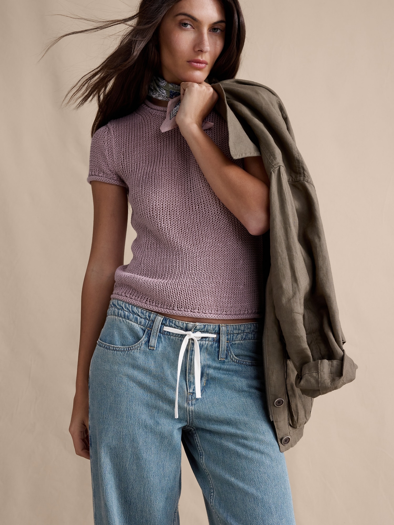 L'image numéro 8 présente Jean à jambe large et taille mi-basse avec cordon de serrage