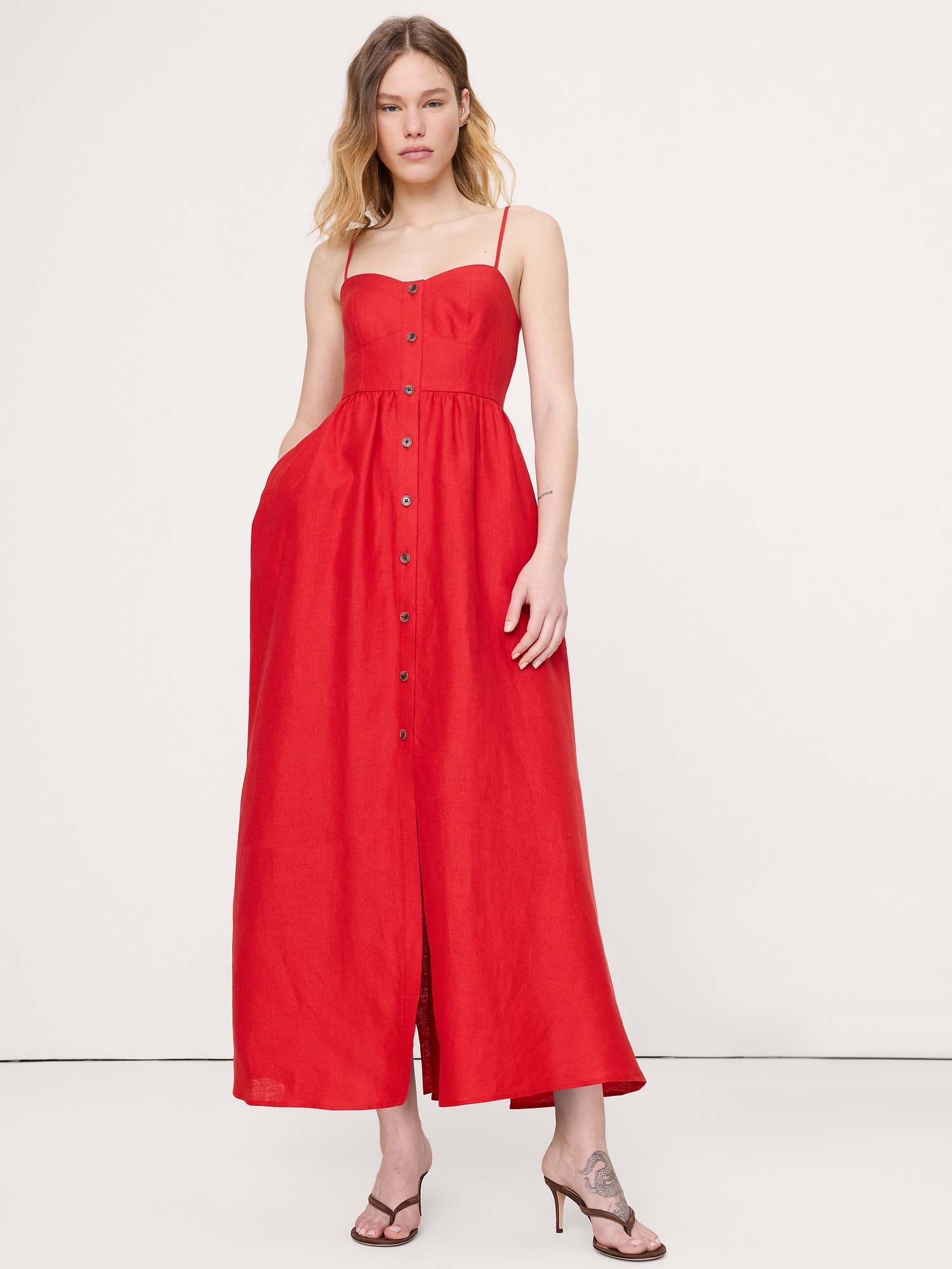 L'image numéro 1 présente Robe corset boutonnée en lin