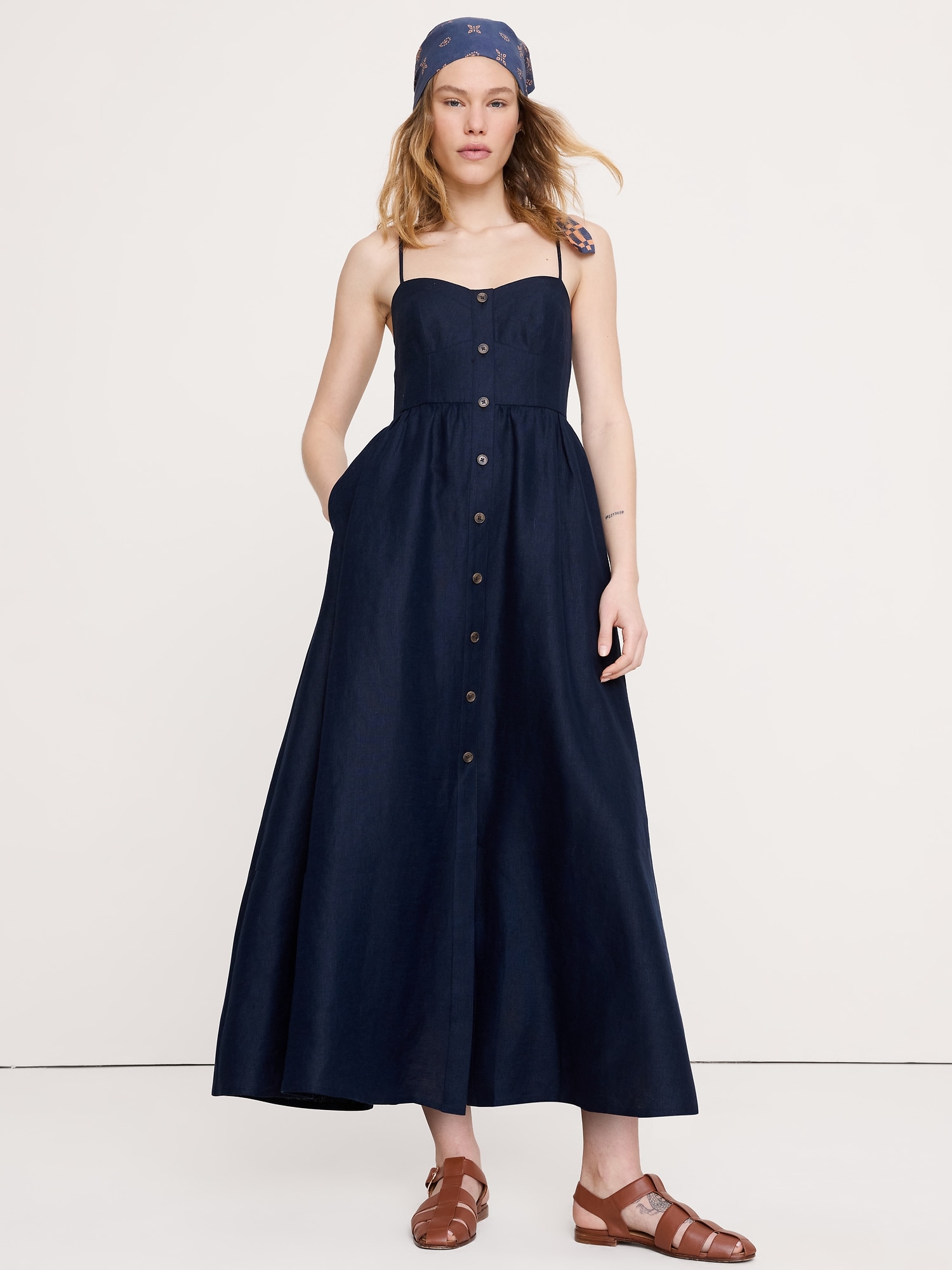 L'image numéro 1 présente Robe corset boutonnée en lin