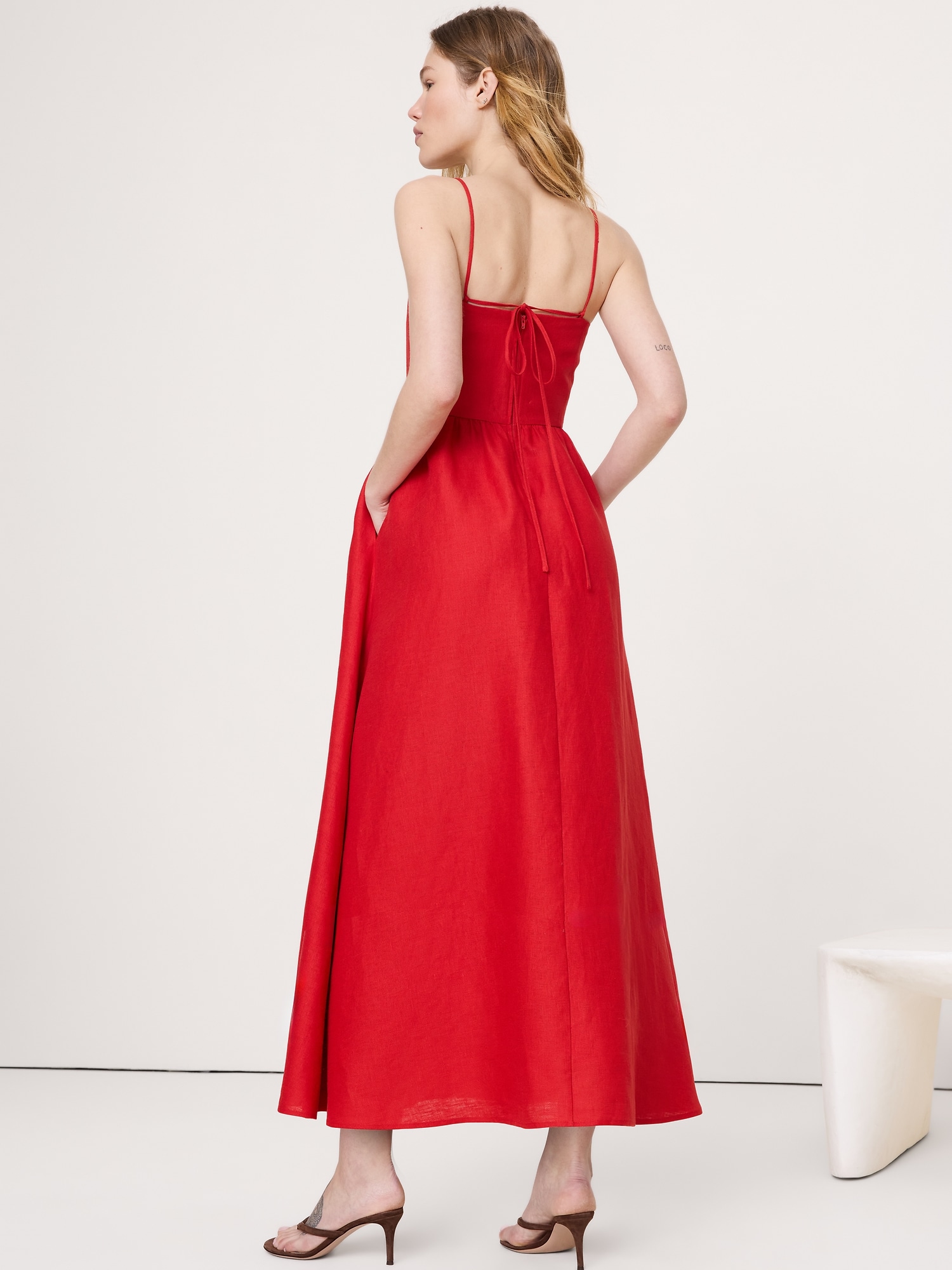 L'image numéro 7 présente Robe corset boutonnée en lin