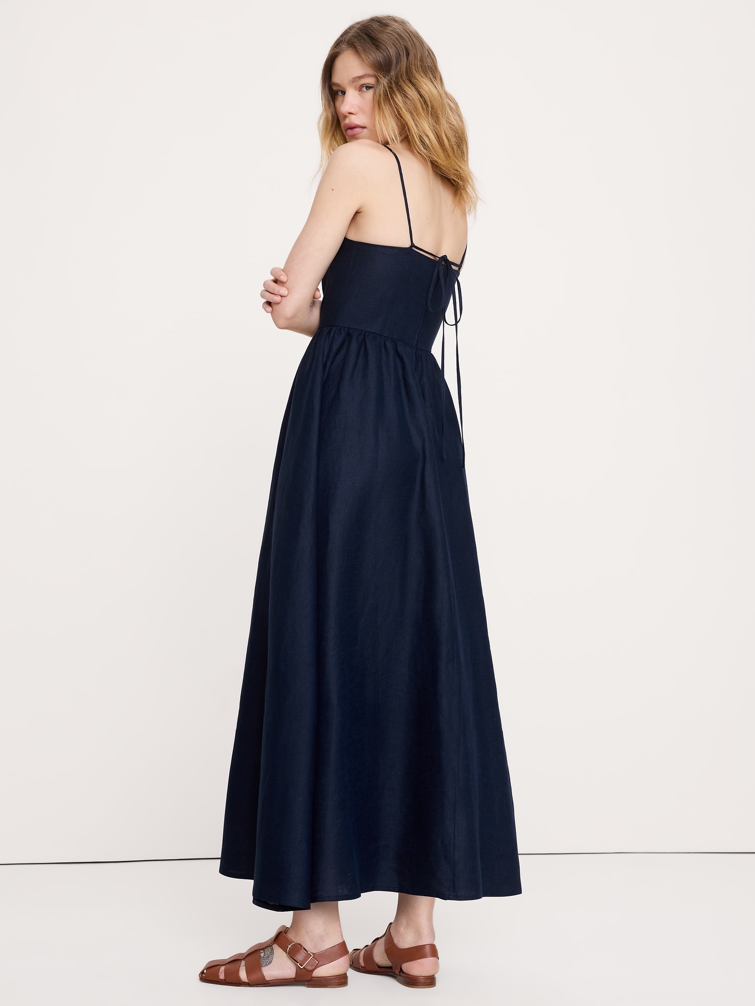 L'image numéro 3 présente Robe corset boutonnée en lin