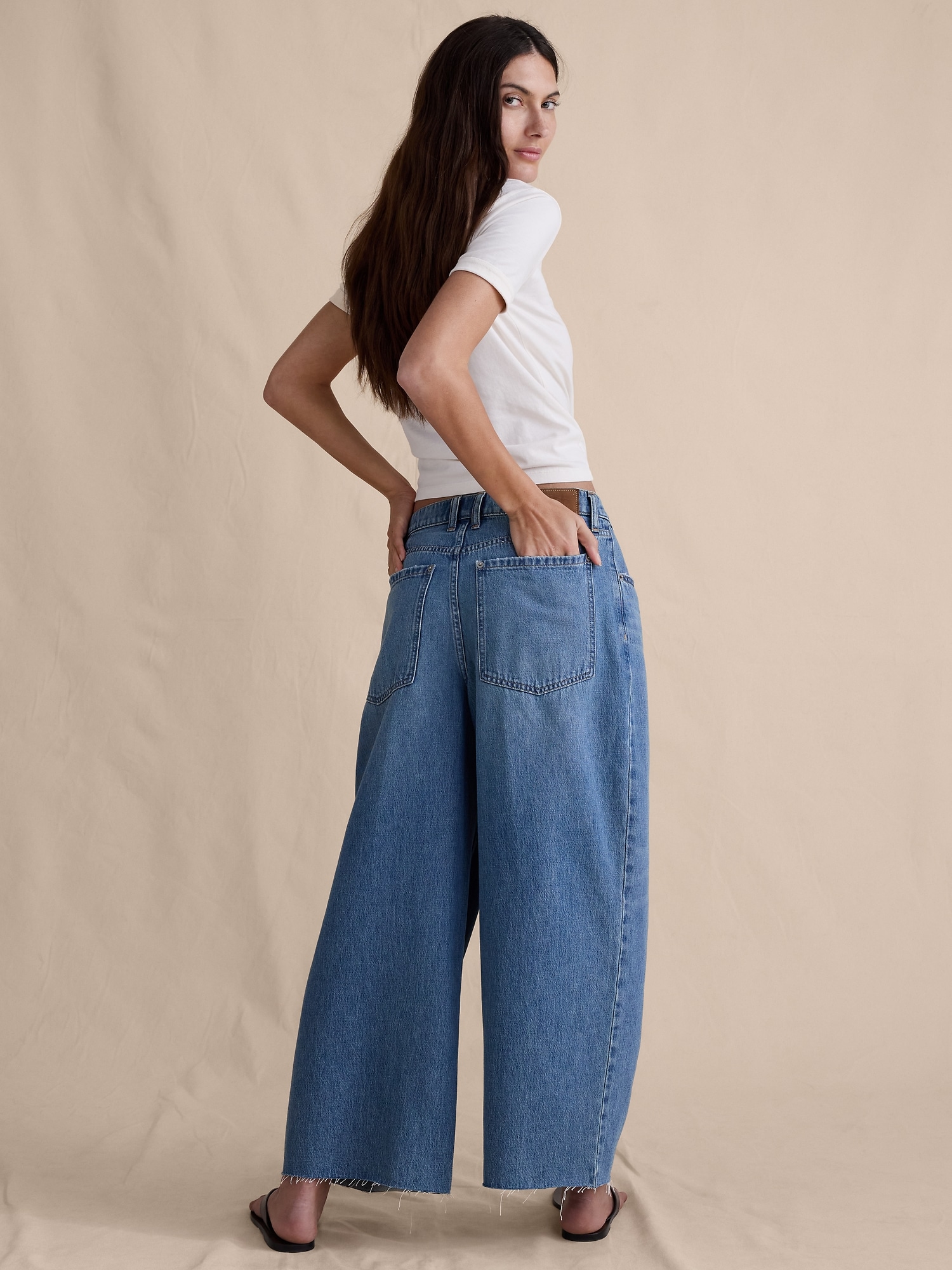 L'image numéro 3 présente Jean ample court plissé à taille mi-basse