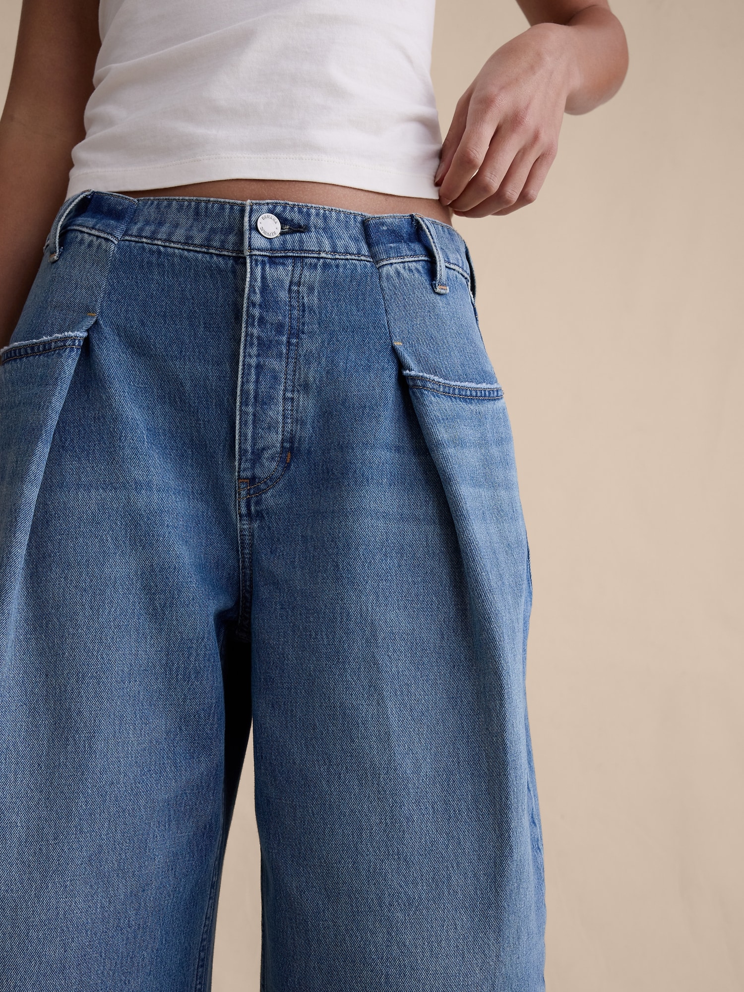 L'image numéro 4 présente Jean ample court plissé à taille mi-basse
