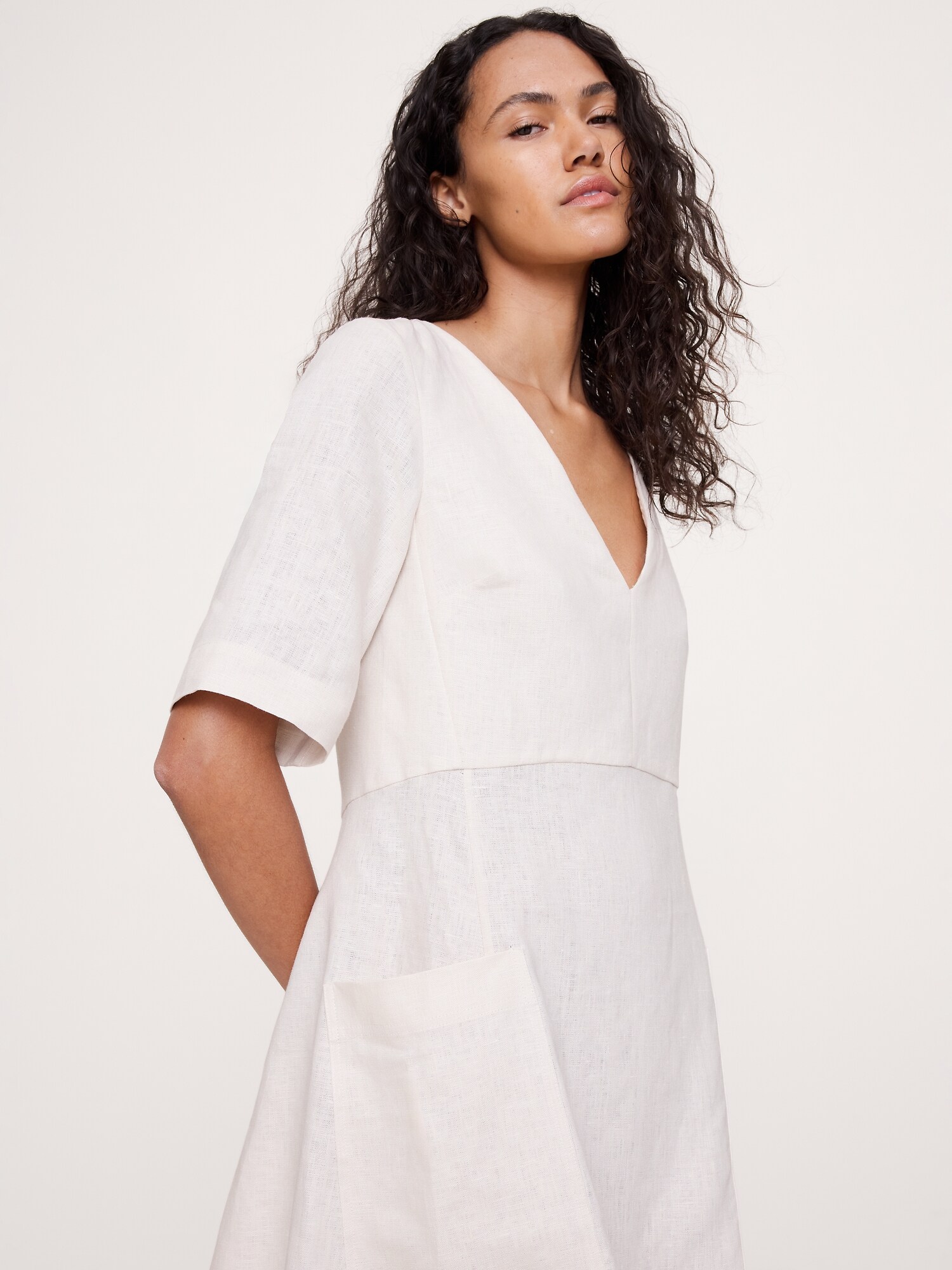 L'image numéro 4 présente Robe courte avec poches