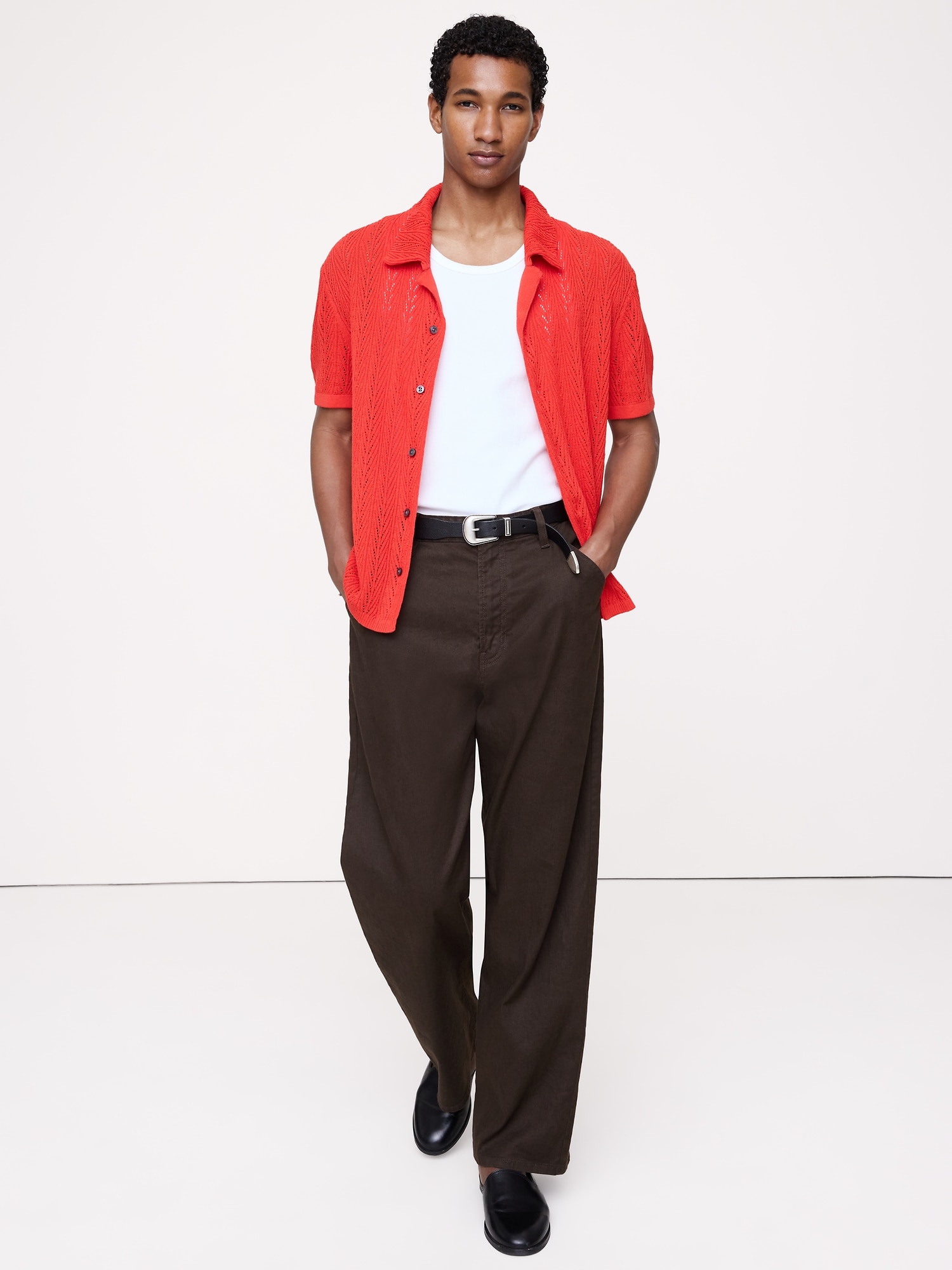 L'image numéro 1 présente Cardigan à col polo en mélange de lin et coton à motif ajouré