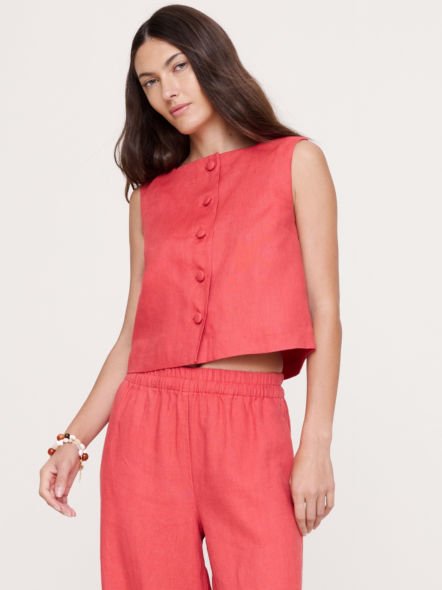 L'image numéro 1 présente Camisole en lin à devant boutonné