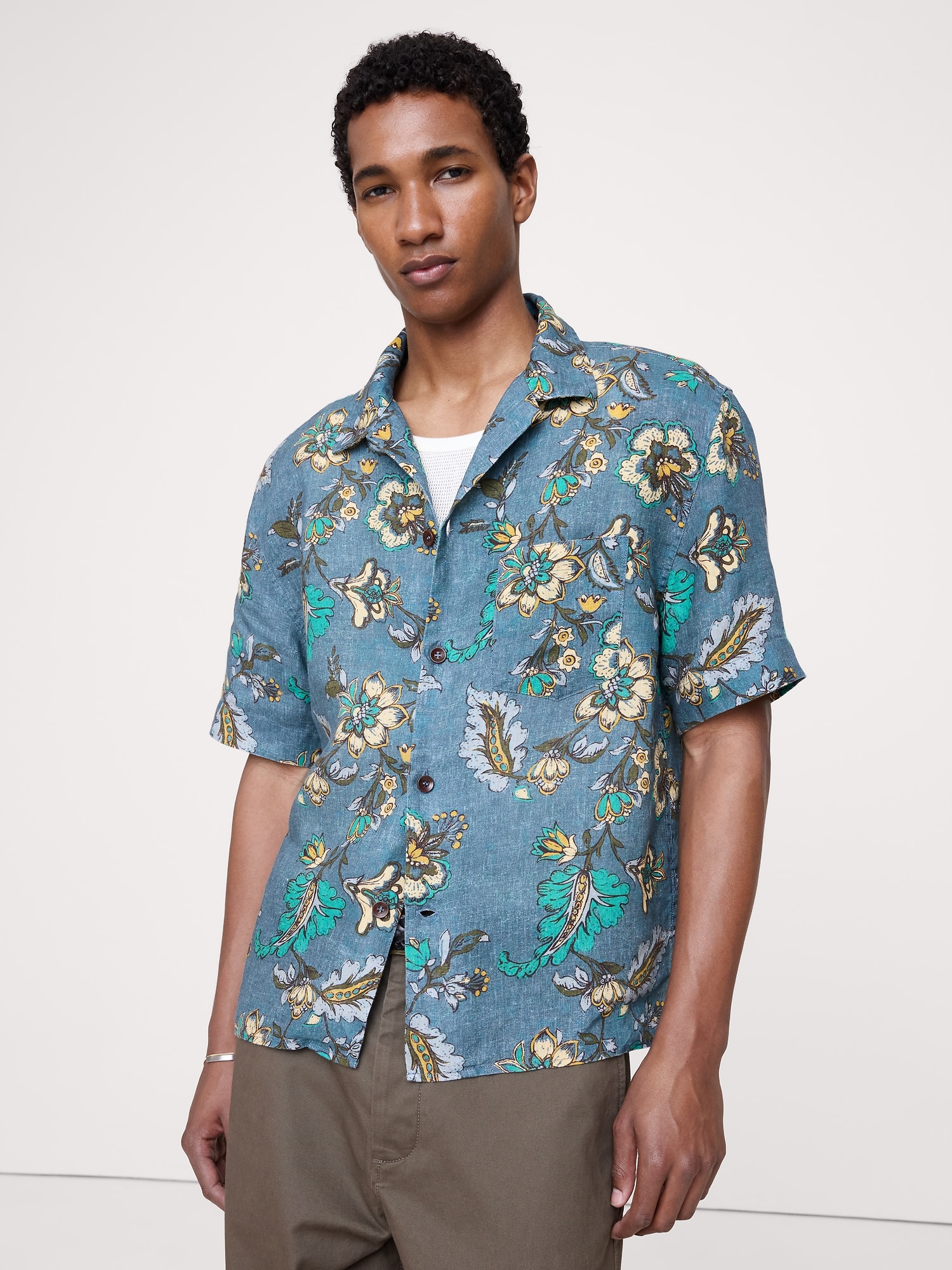 L'image numéro 1 présente Chemise de vacances à coupe standard en lin