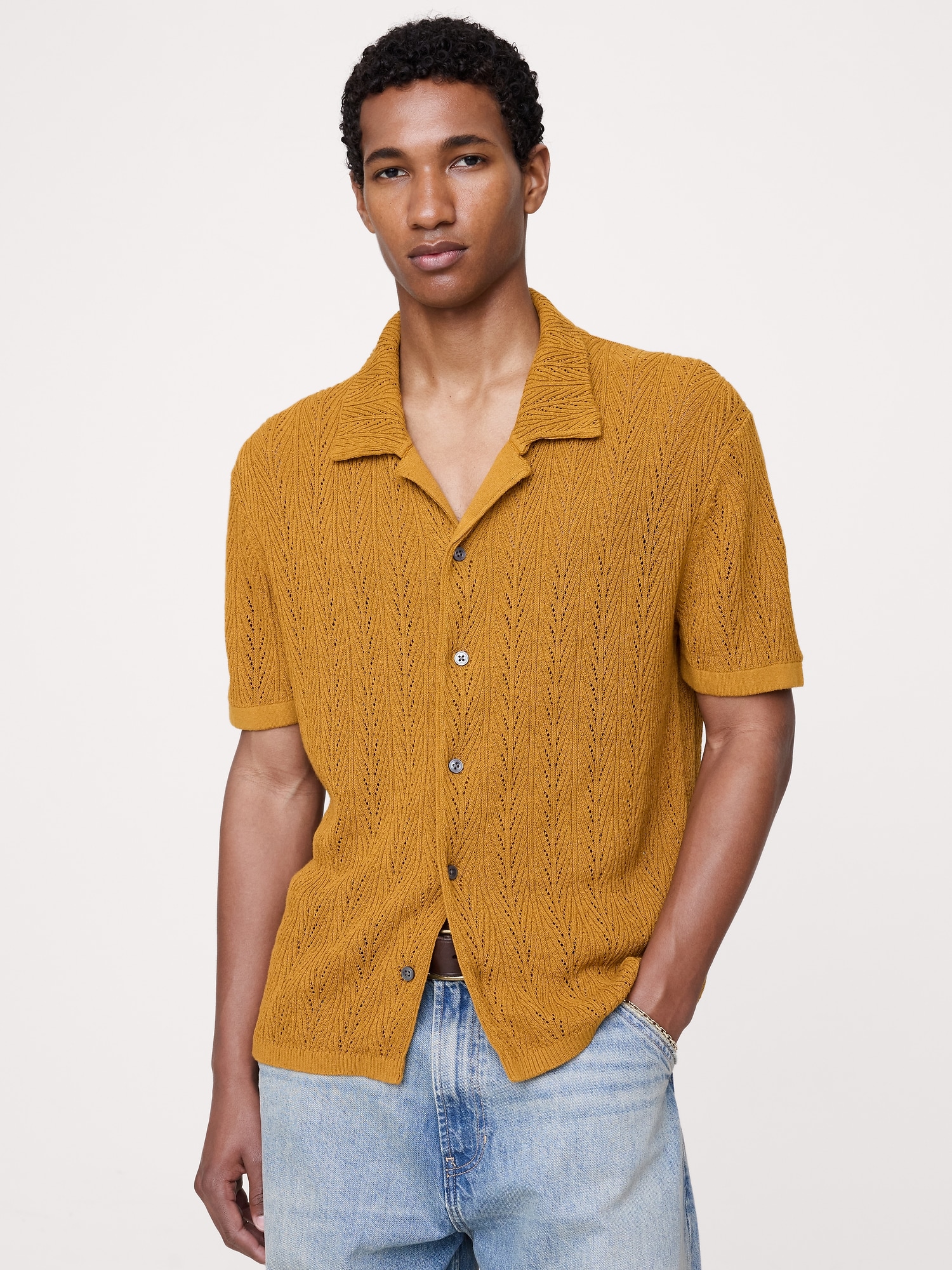 L'image numéro 1 présente Cardigan à col polo en mélange de lin et coton à motif ajouré