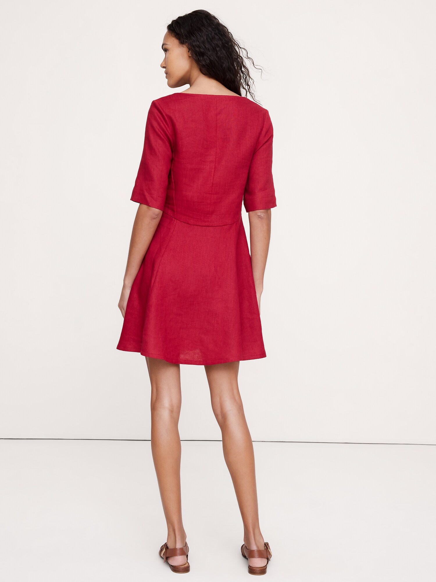 L'image numéro 7 présente Robe courte avec poches