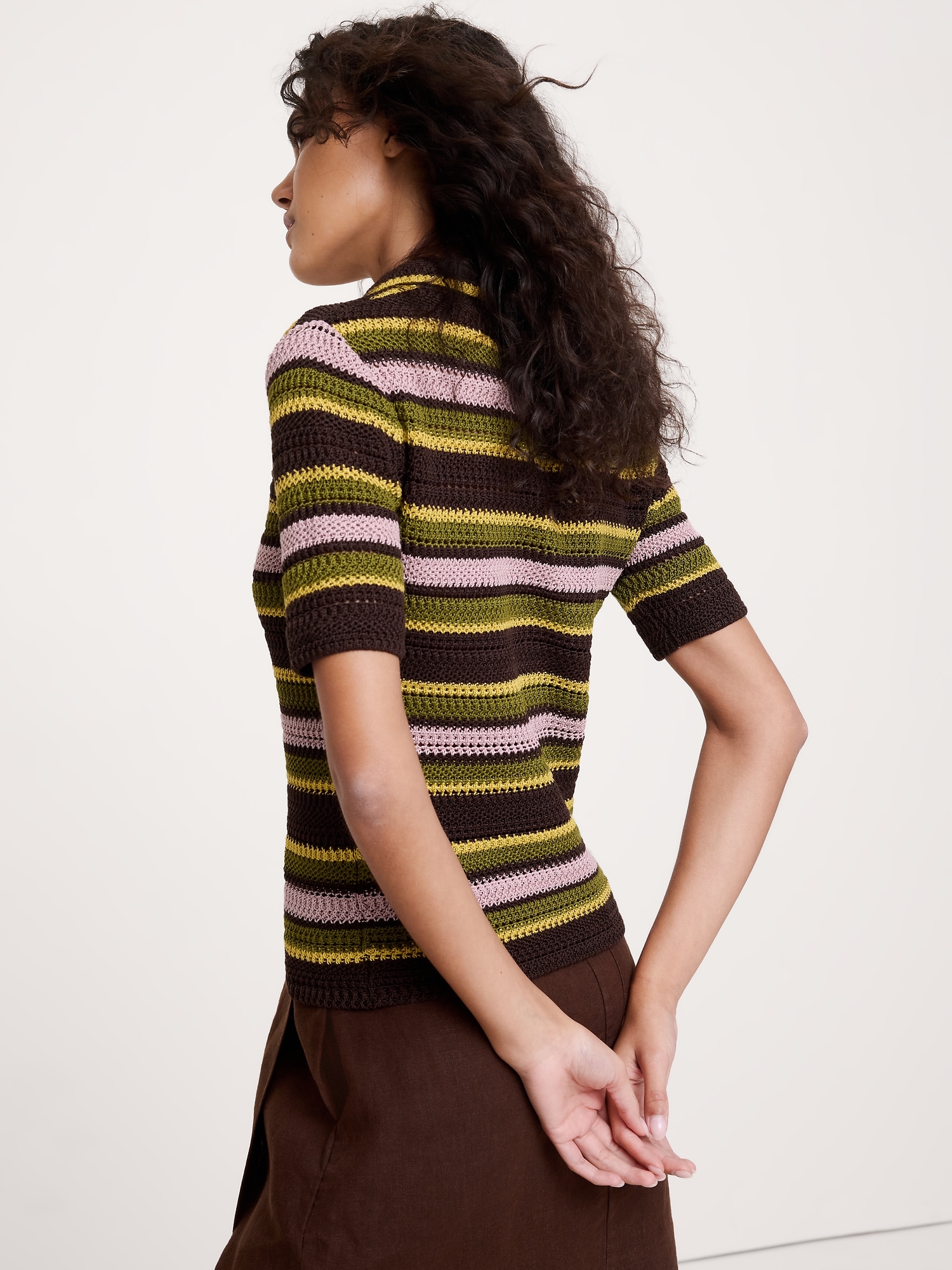 L'image numéro 2 présente Polo en coton crocheté à rayures