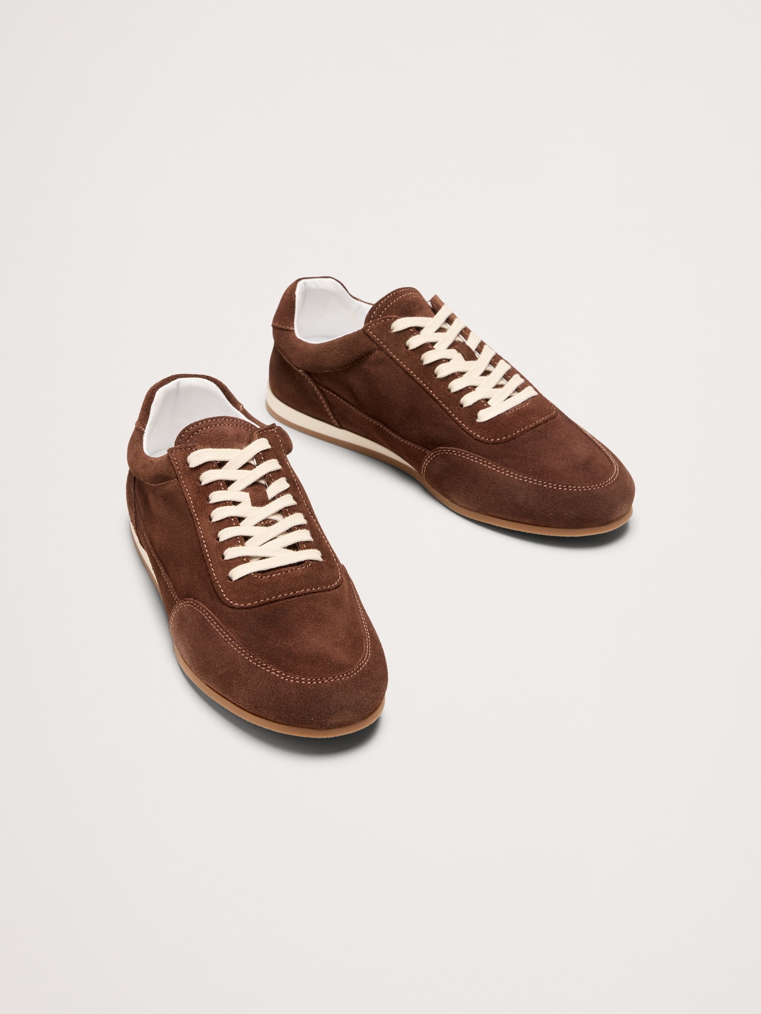 L'image numéro 2 présente Chaussures sport minimalistes en suède italien