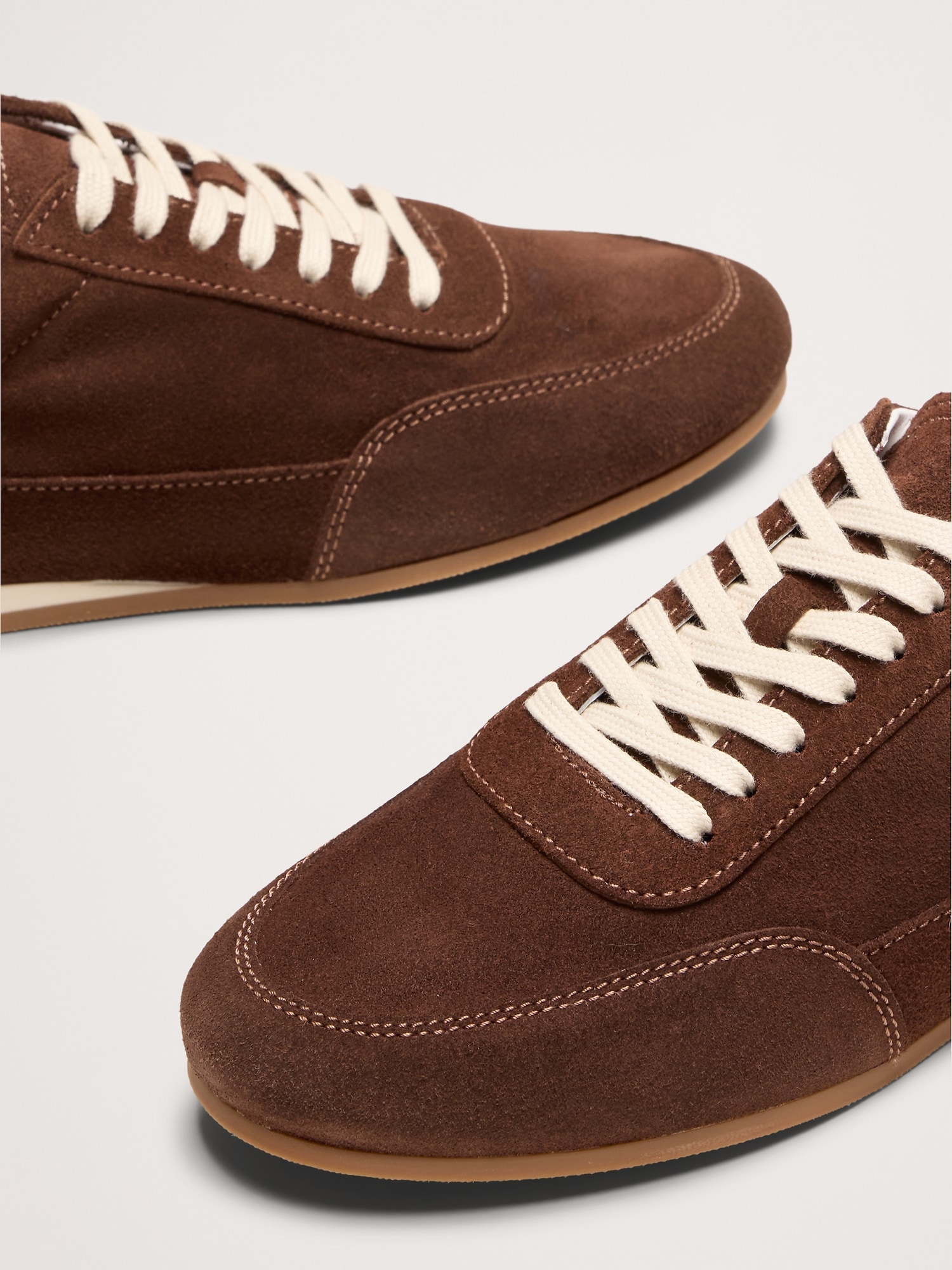 L'image numéro 5 présente Chaussures sport minimalistes en suède italien
