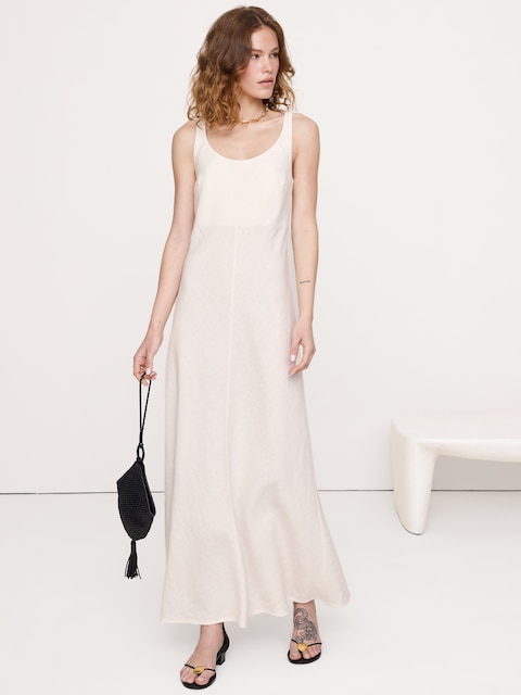 ROBE LONGUE EN LIN COUPÉE EN BIAIS